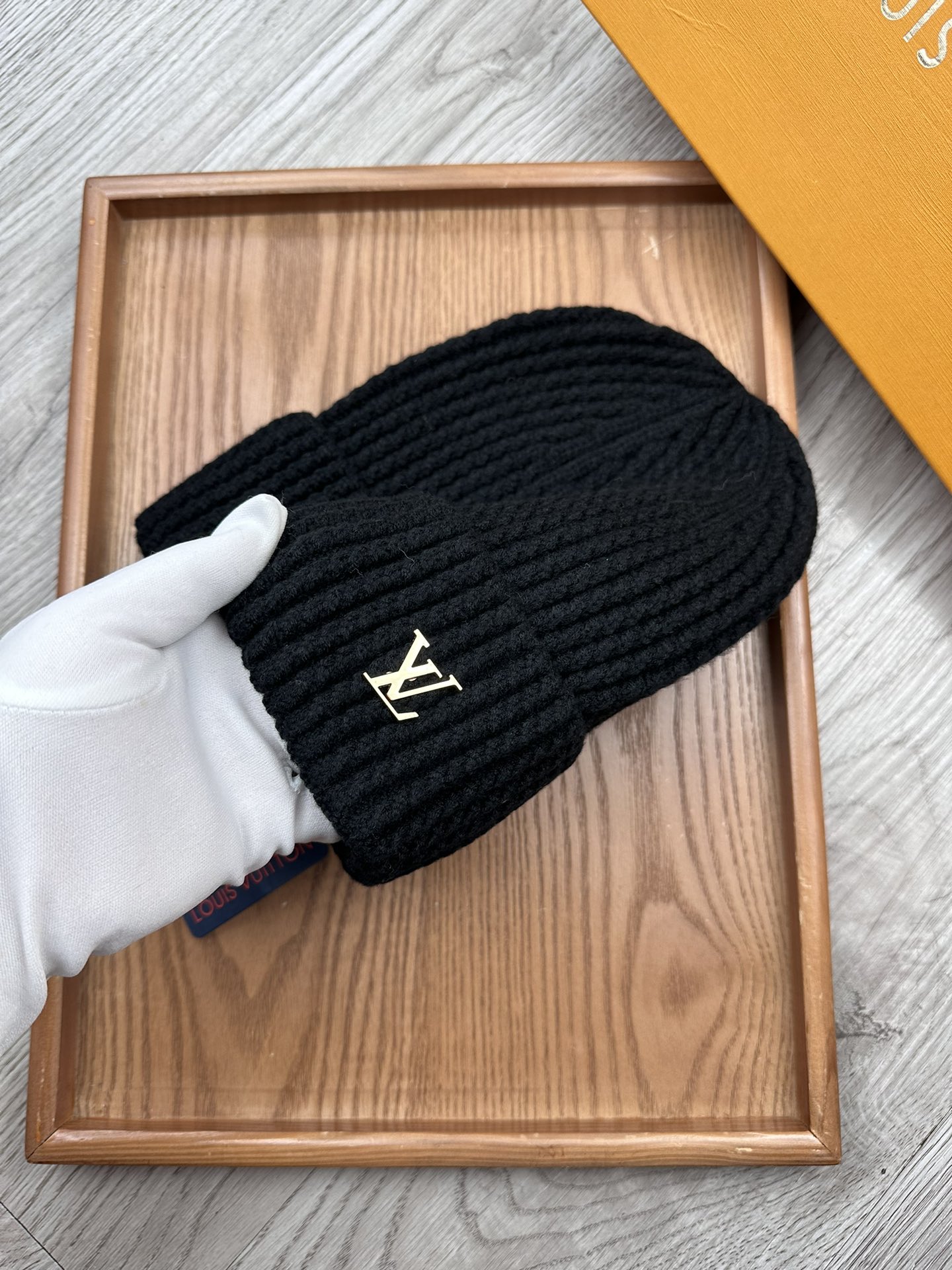 。L家。福利！！新款上架，特别实惠的一个系列帽子，面料：毛线。密度紧致！毛线针织面料手感舒适透气性好！款