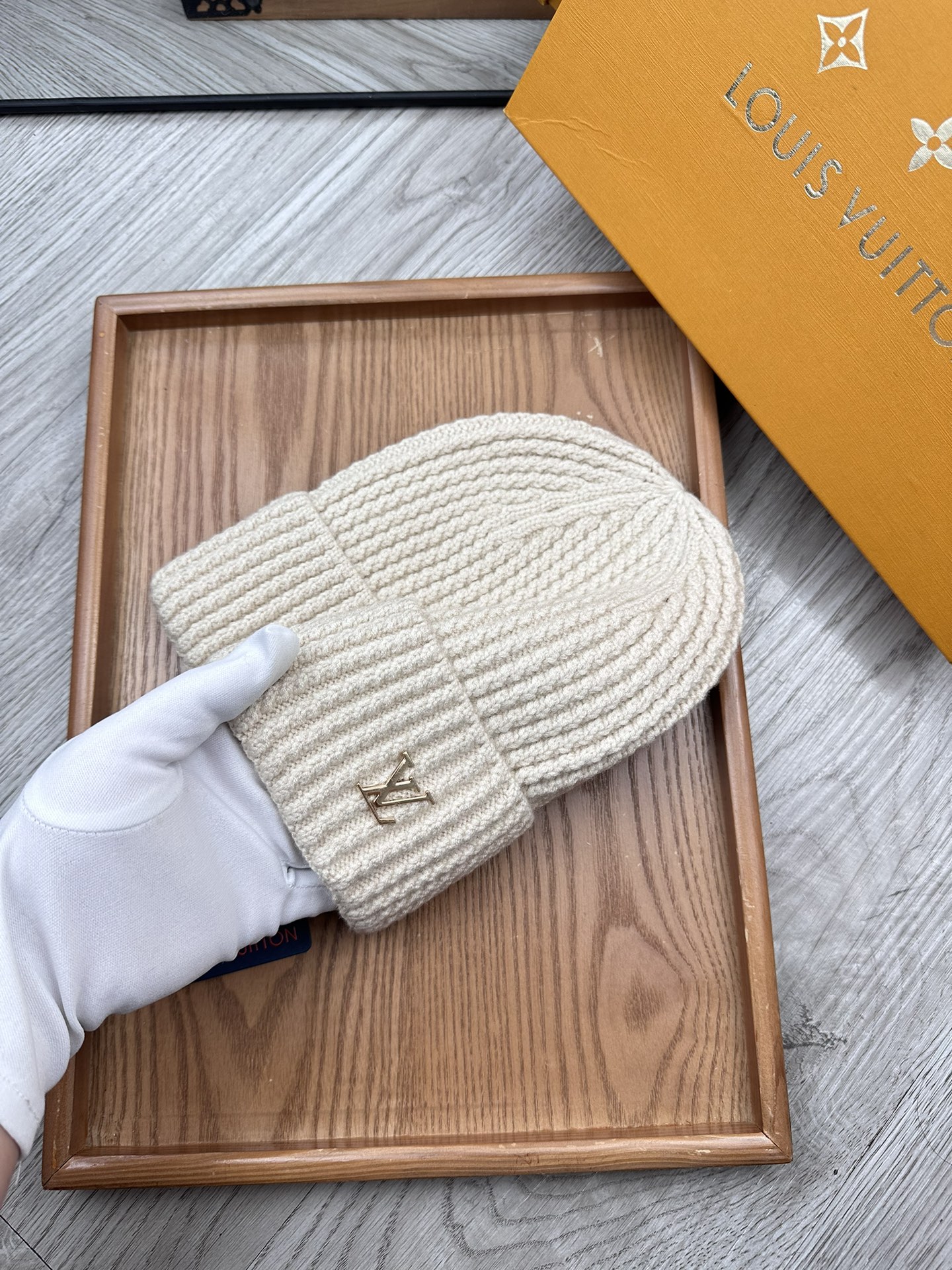 。L家。福利！！新款上架，特别实惠的一个系列帽子，面料：毛线。密度紧致！毛线针织面料手感舒适透气性好！款