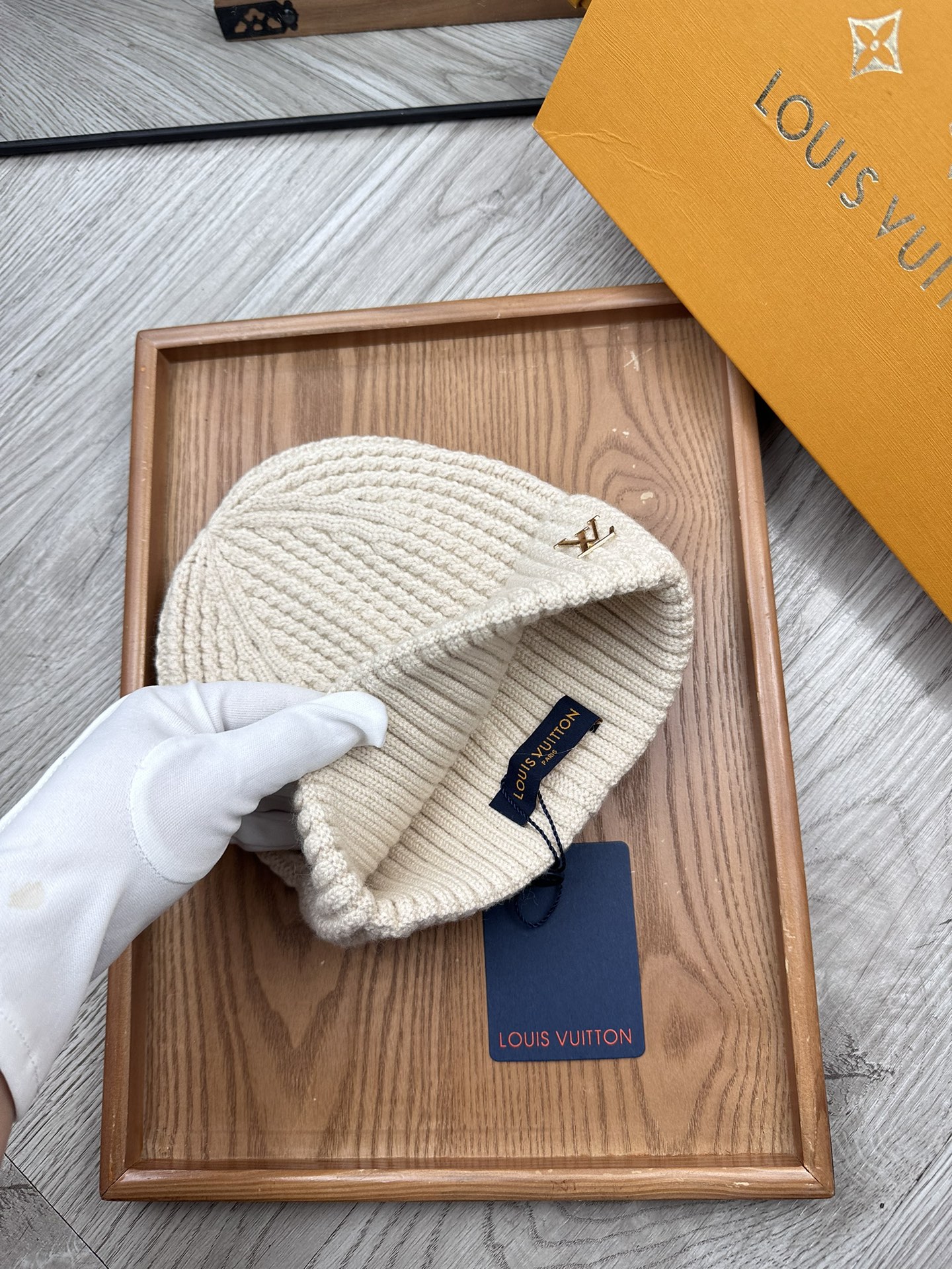 。L家。福利！！新款上架，特别实惠的一个系列帽子，面料：毛线。密度紧致！毛线针织面料手感舒适透气性好！款