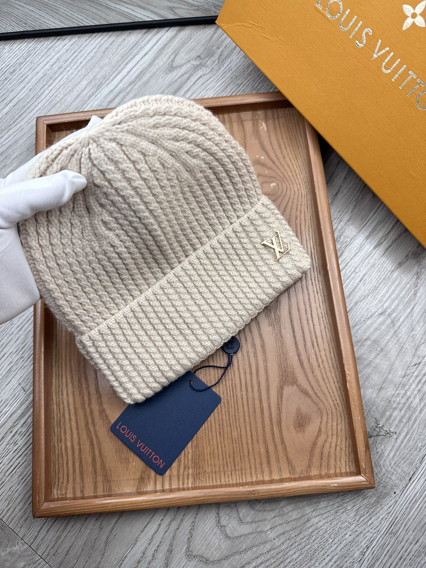 。L家。福利！！新款上架，特别实惠的一个系列帽子，面料：毛线。密度紧致！毛线针织面料手感舒适透气性好！款