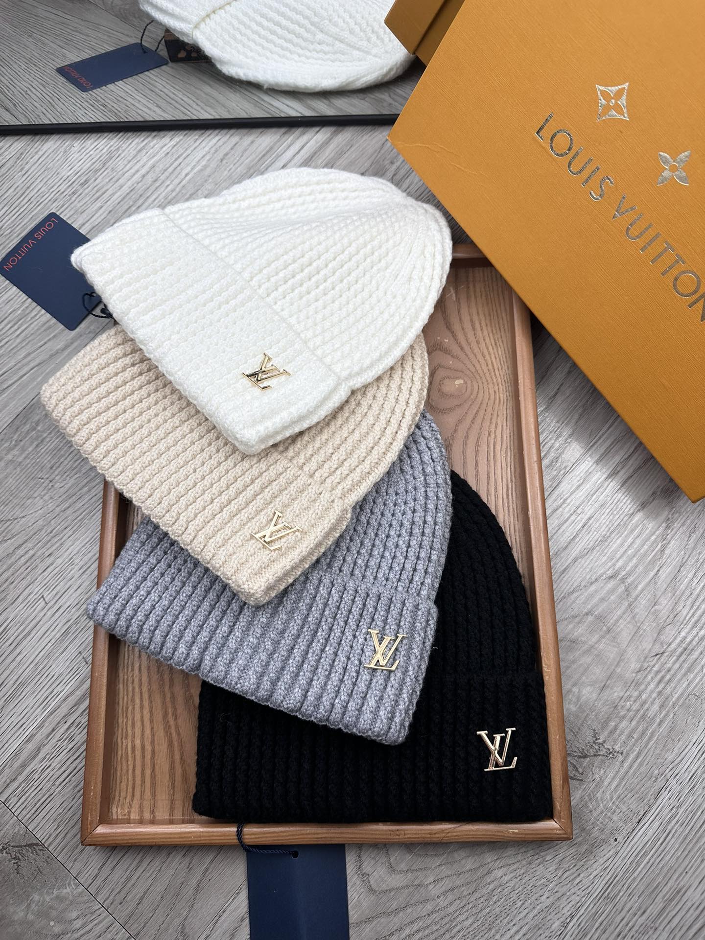 。L家。福利！！新款上架，特别实惠的一个系列帽子，面料：毛线。密度紧致！毛线针织面料手感舒适透气性好！款