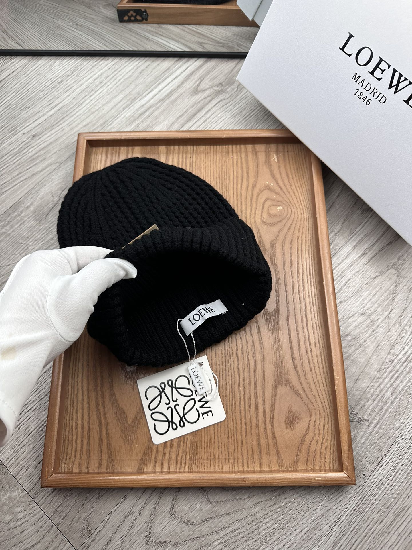 。loewe。福利！！新款上架，特别实惠的一个系列帽子，面料：毛线。密度紧致！毛线针织面料手感舒适透气性