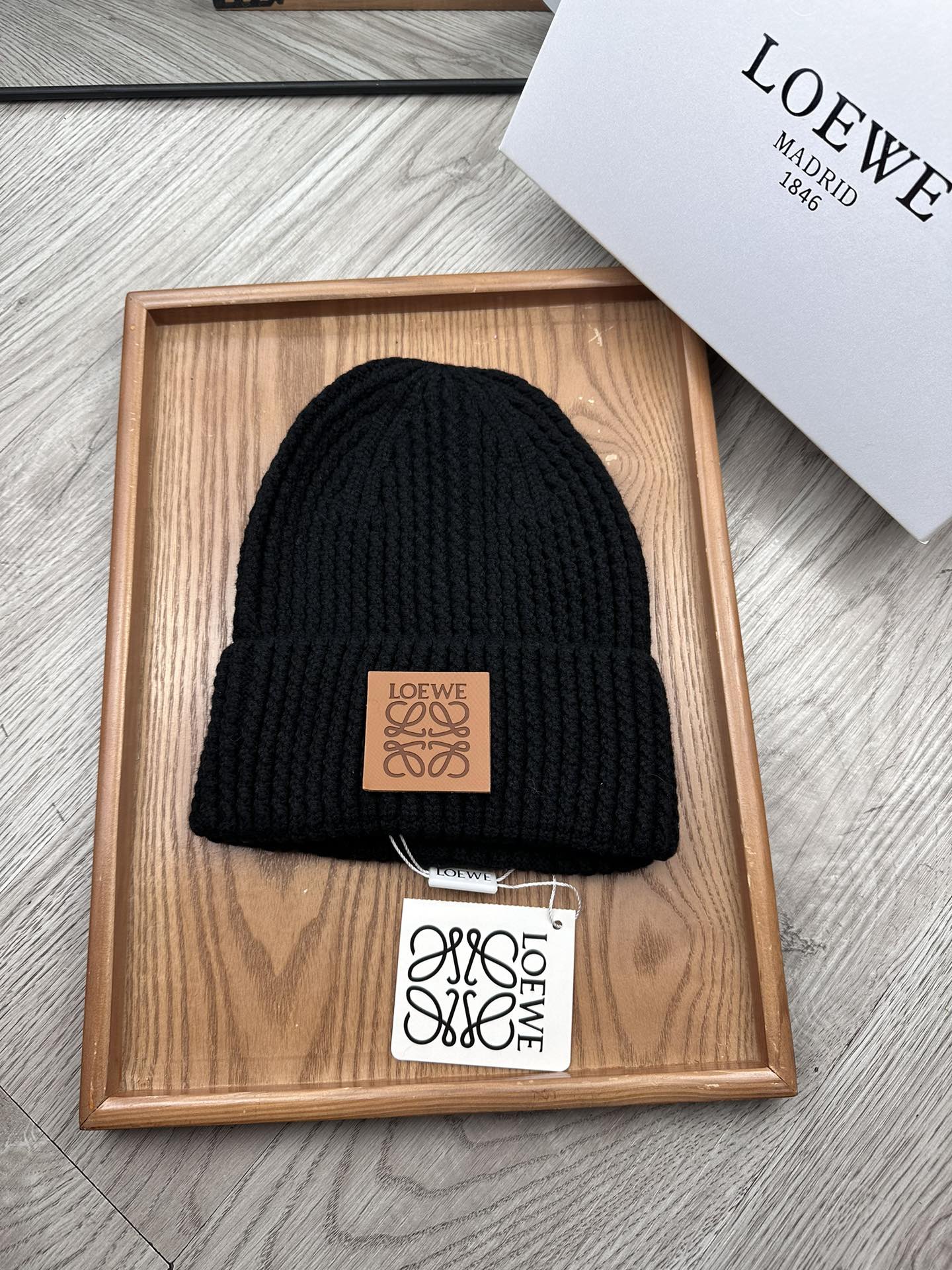 。loewe。福利！！新款上架，特别实惠的一个系列帽子，面料：毛线。密度紧致！毛线针织面料手感舒适透气性