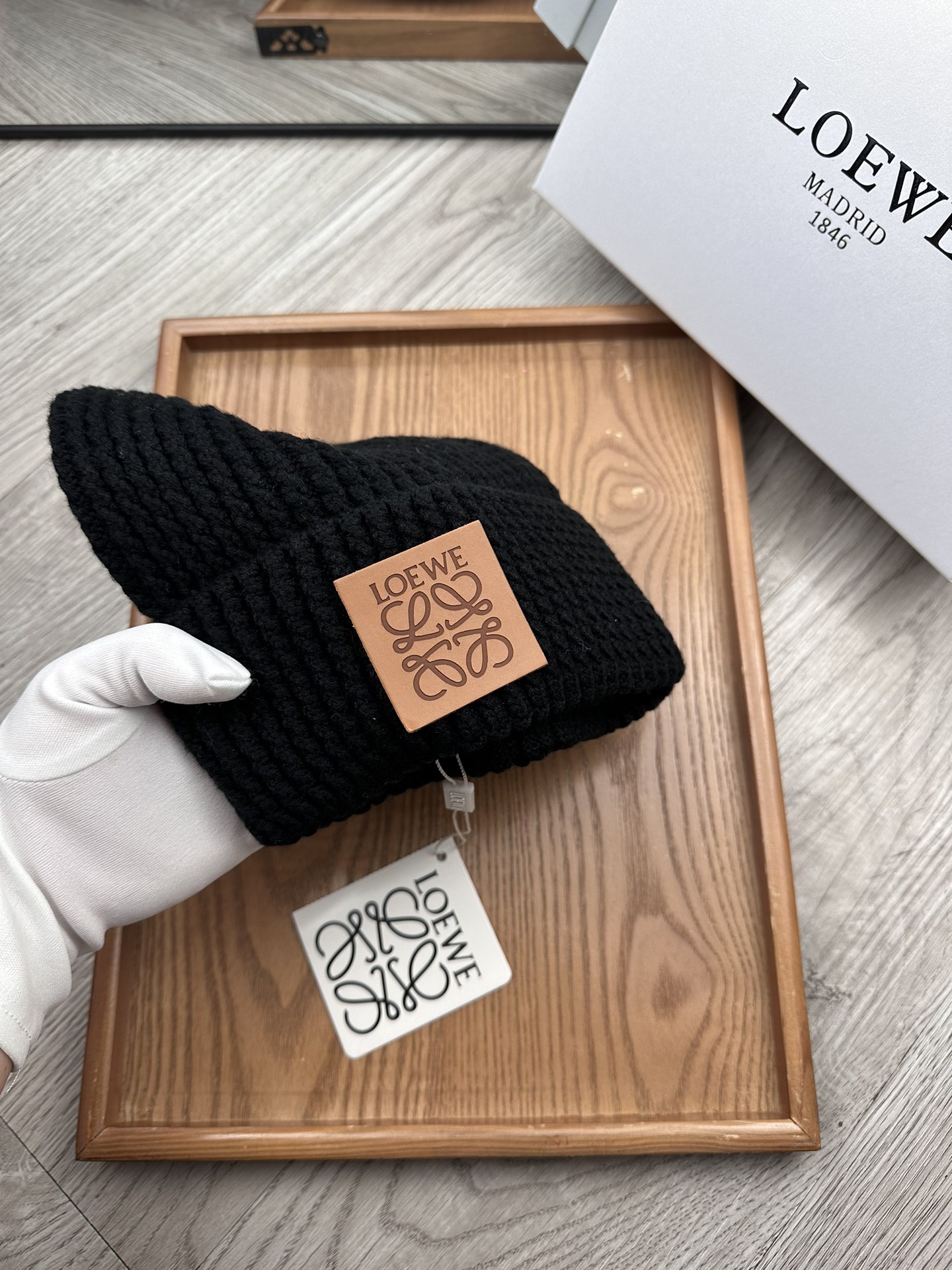 。loewe。福利！！新款上架，特别实惠的一个系列帽子，面料：毛线。密度紧致！毛线针织面料手感舒适透气性