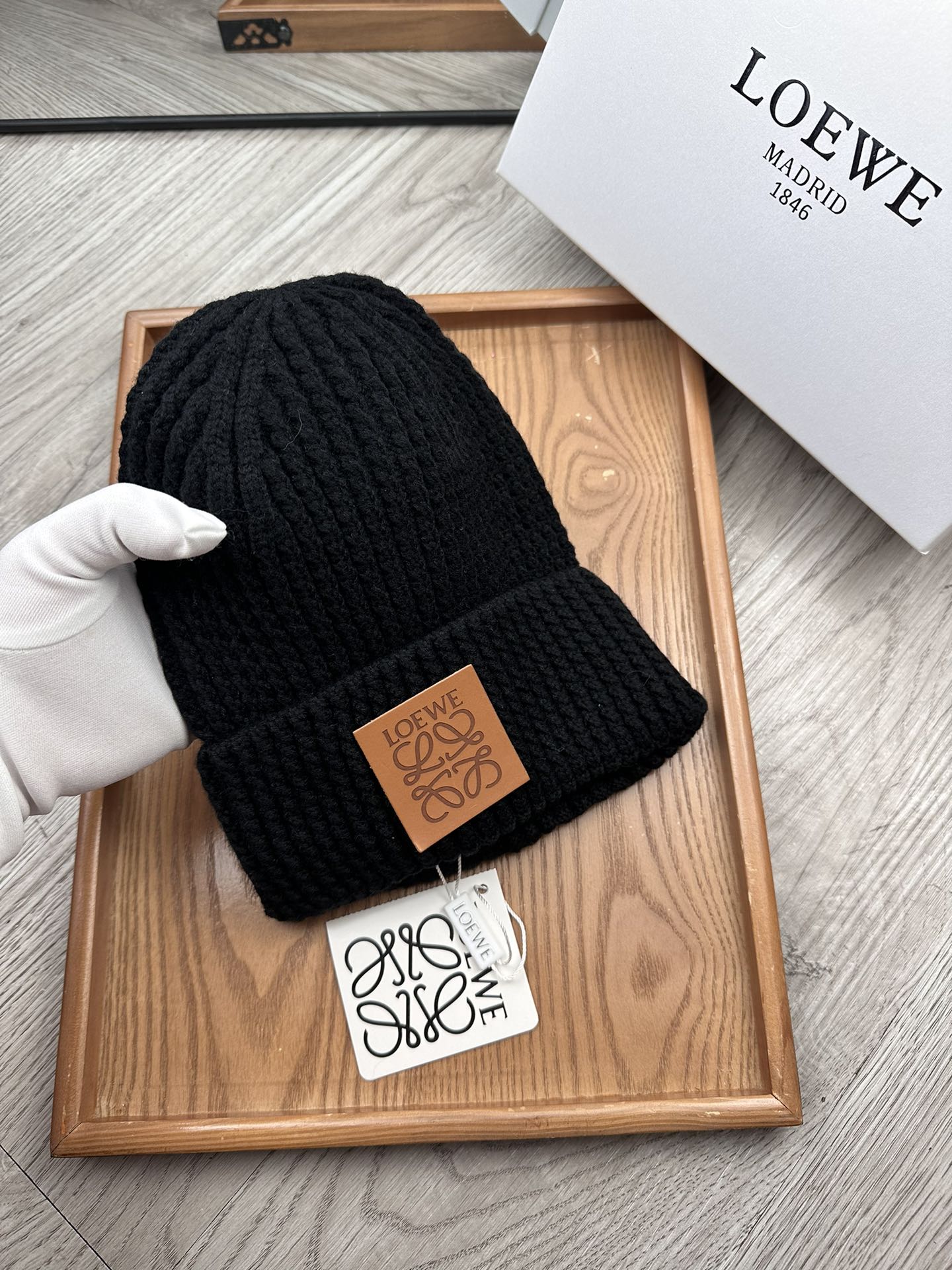 。loewe。福利！！新款上架，特别实惠的一个系列帽子，面料：毛线。密度紧致！毛线针织面料手感舒适透气性