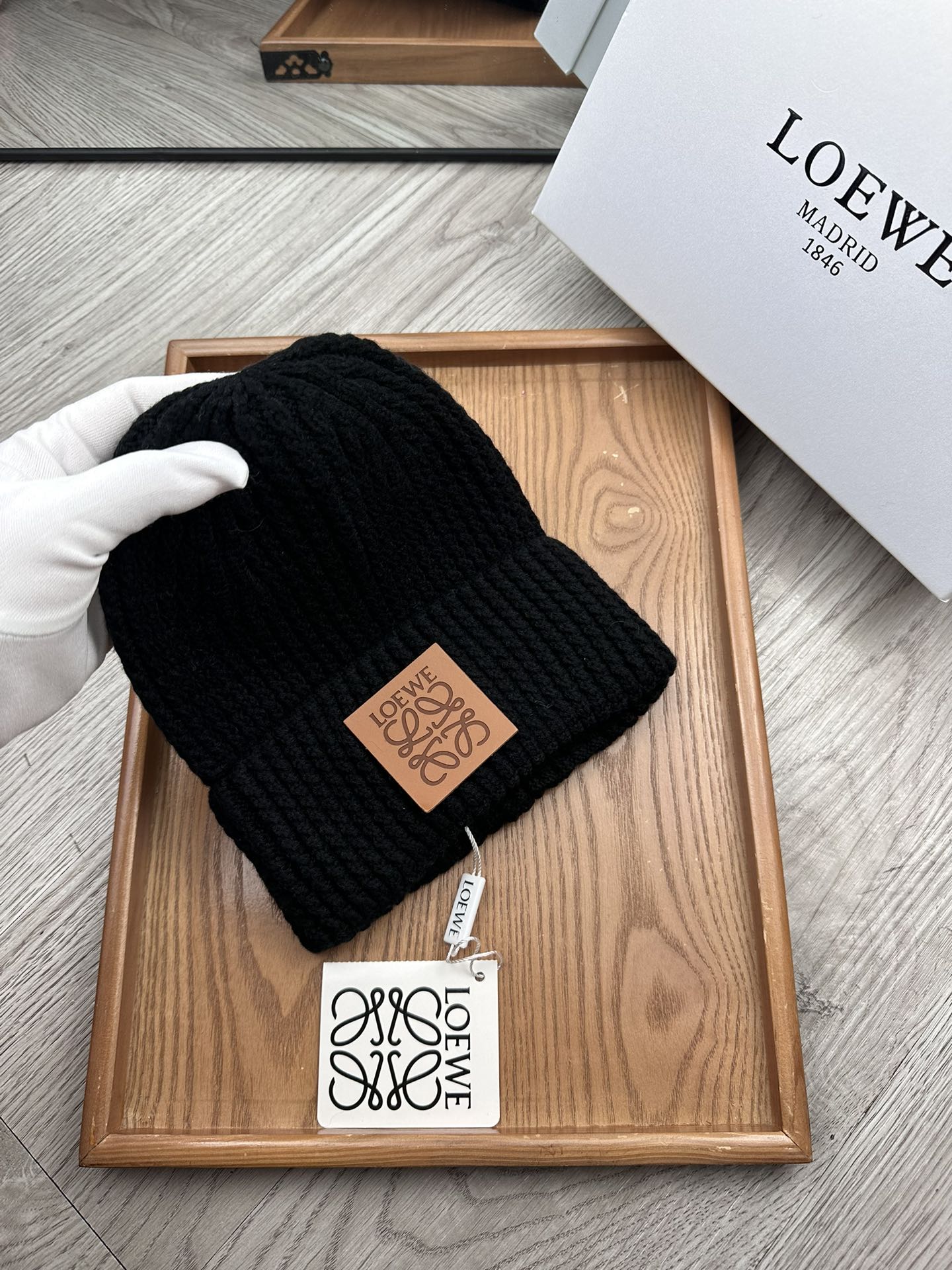 。loewe。福利！！新款上架，特别实惠的一个系列帽子，面料：毛线。密度紧致！毛线针织面料手感舒适透气性