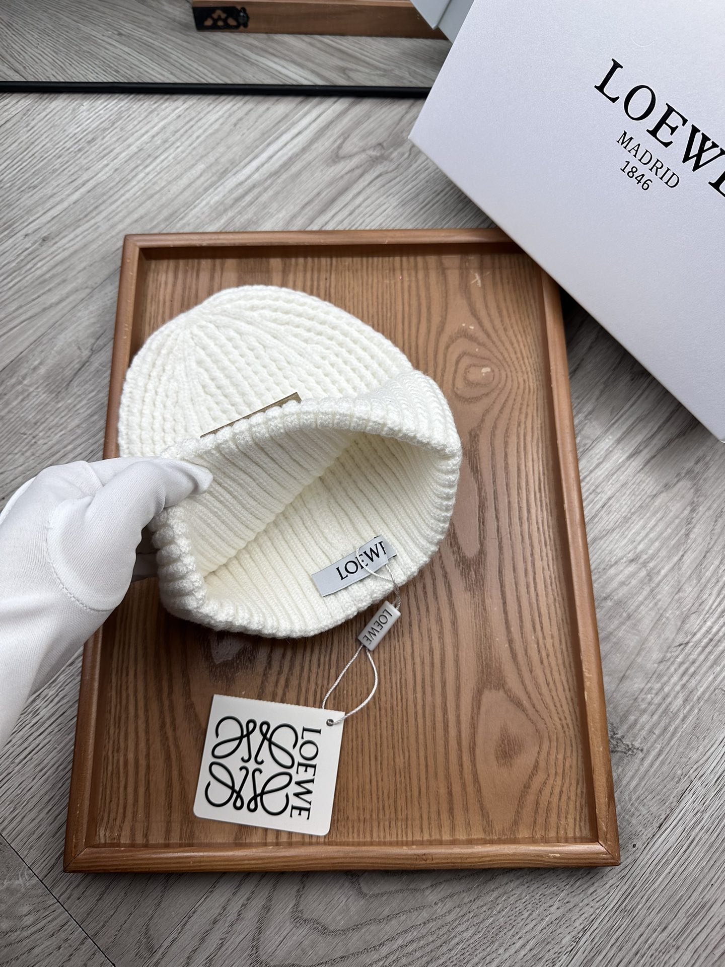 。loewe。福利！！新款上架，特别实惠的一个系列帽子，面料：毛线。密度紧致！毛线针织面料手感舒适透气性