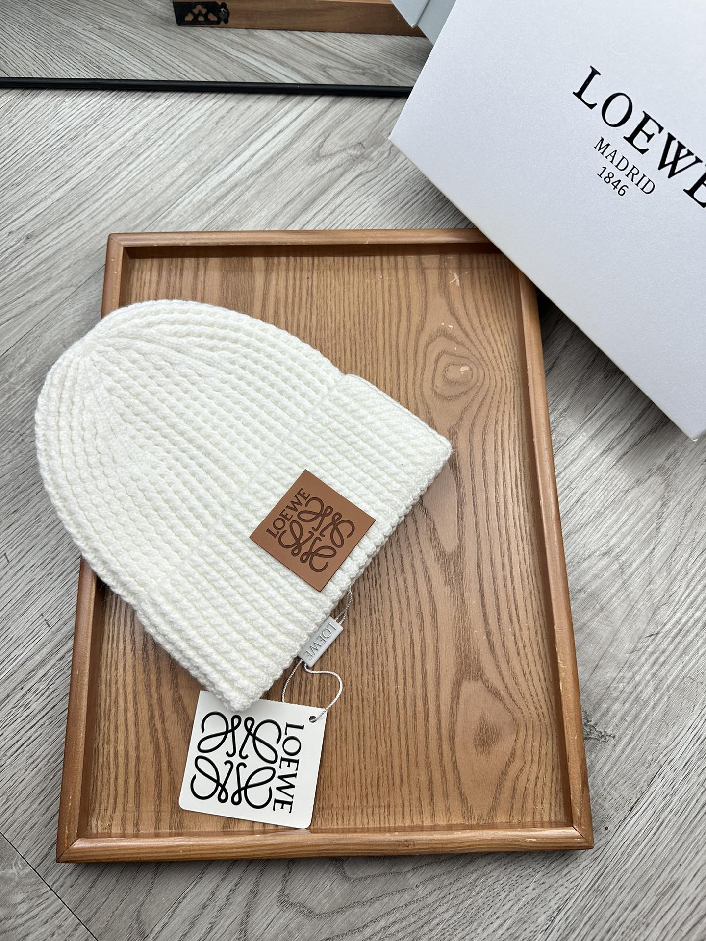 。loewe。福利！！新款上架，特别实惠的一个系列帽子，面料：毛线。密度紧致！毛线针织面料手感舒适透气性