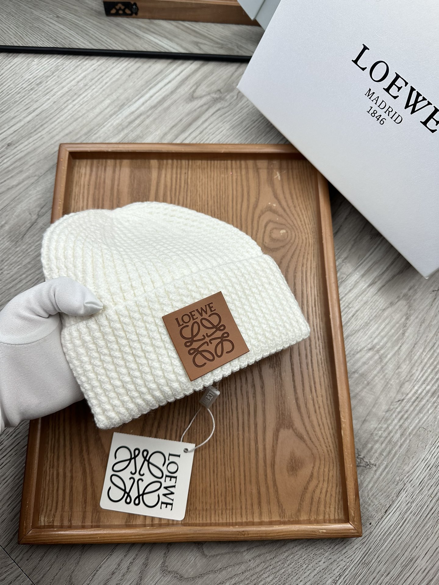 。loewe。福利！！新款上架，特别实惠的一个系列帽子，面料：毛线。密度紧致！毛线针织面料手感舒适透气性