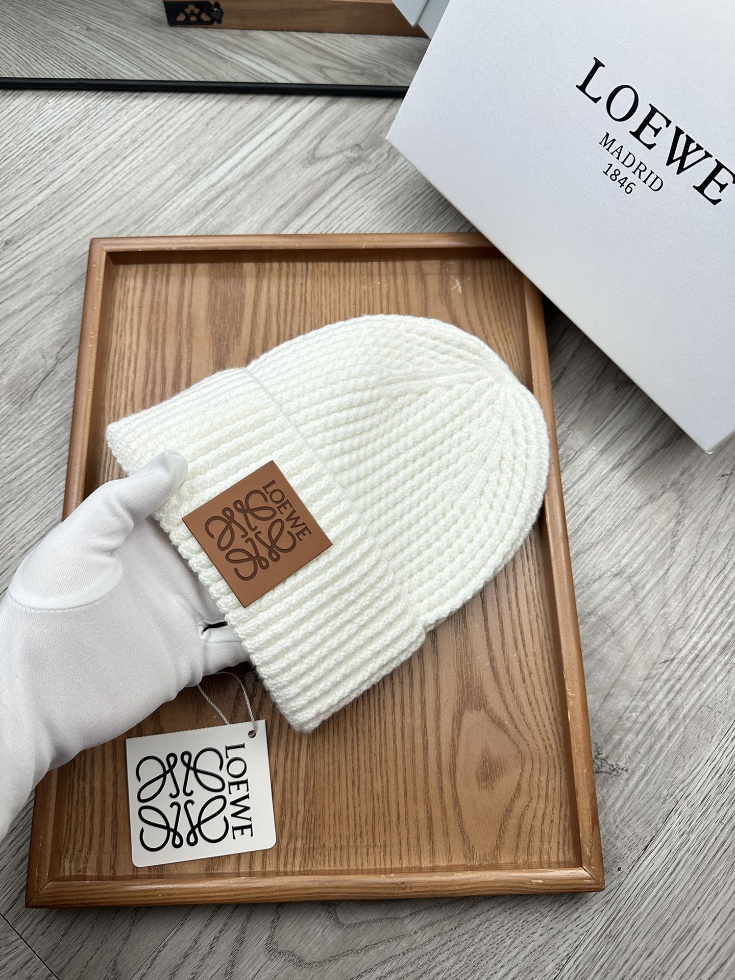 。loewe。福利！！新款上架，特别实惠的一个系列帽子，面料：毛线。密度紧致！毛线针织面料手感舒适透气性