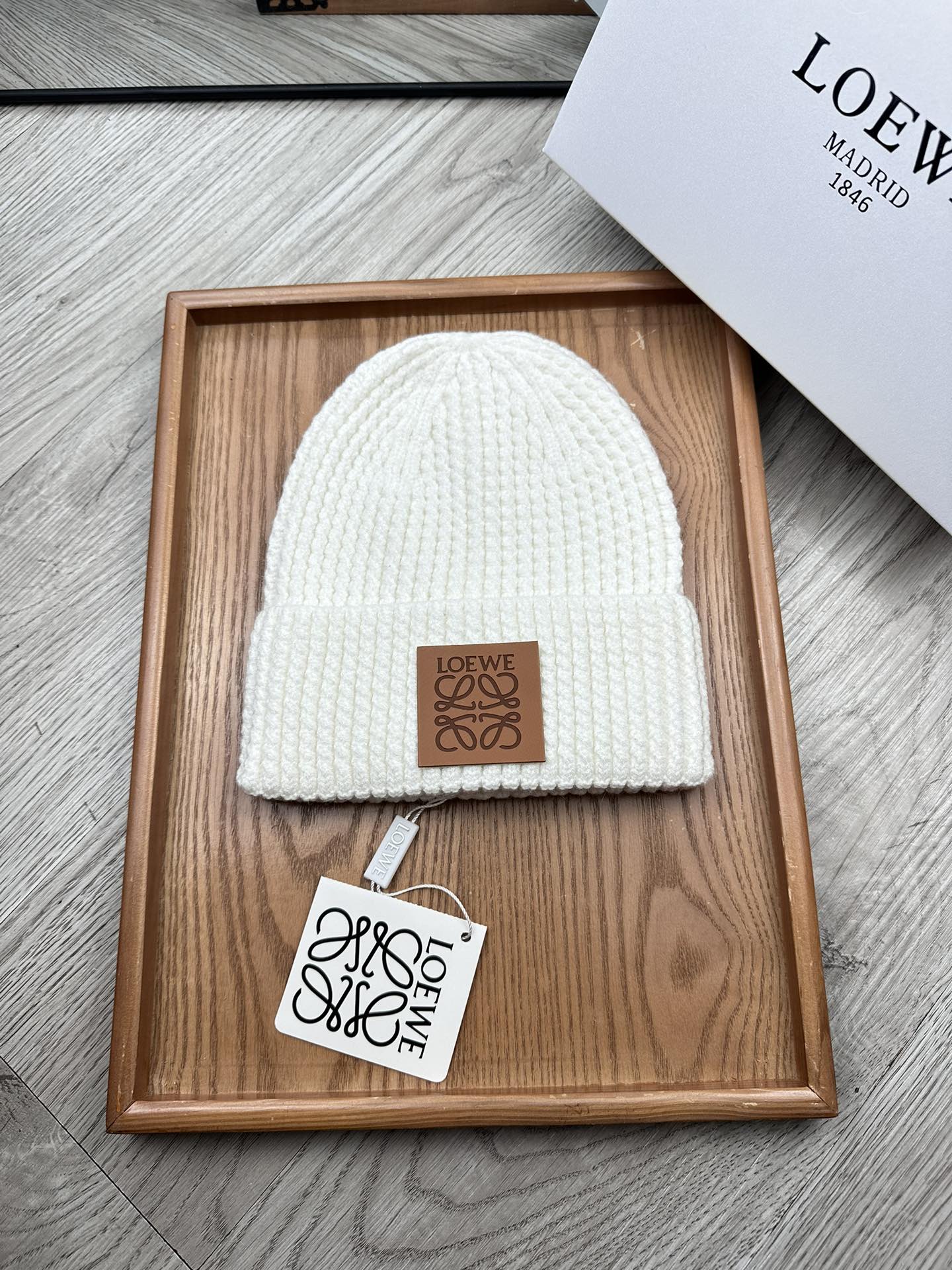 。loewe。福利！！新款上架，特别实惠的一个系列帽子，面料：毛线。密度紧致！毛线针织面料手感舒适透气性