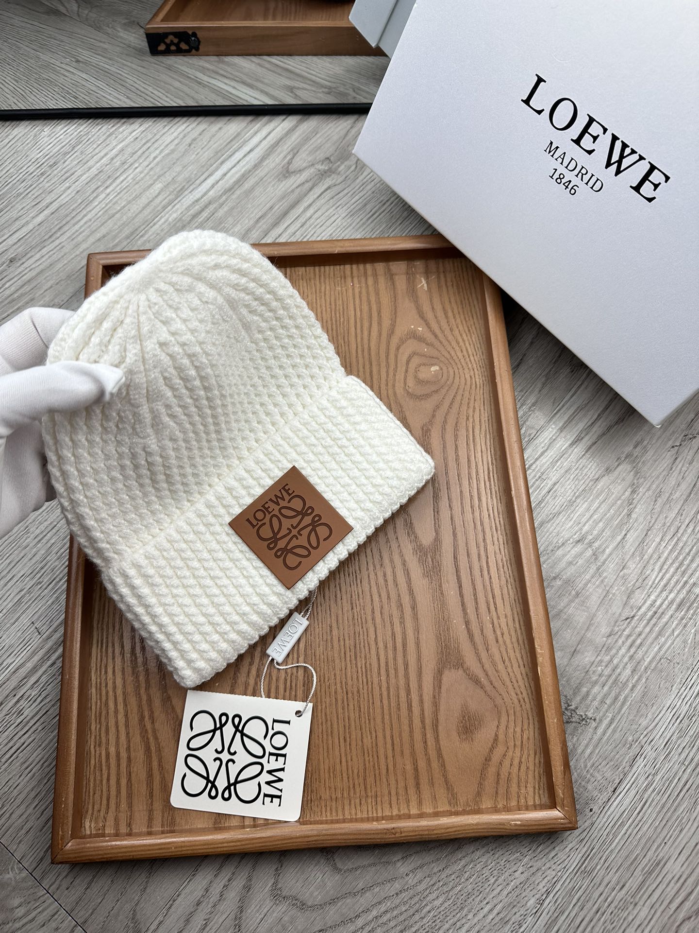 。loewe。福利！！新款上架，特别实惠的一个系列帽子，面料：毛线。密度紧致！毛线针织面料手感舒适透气性