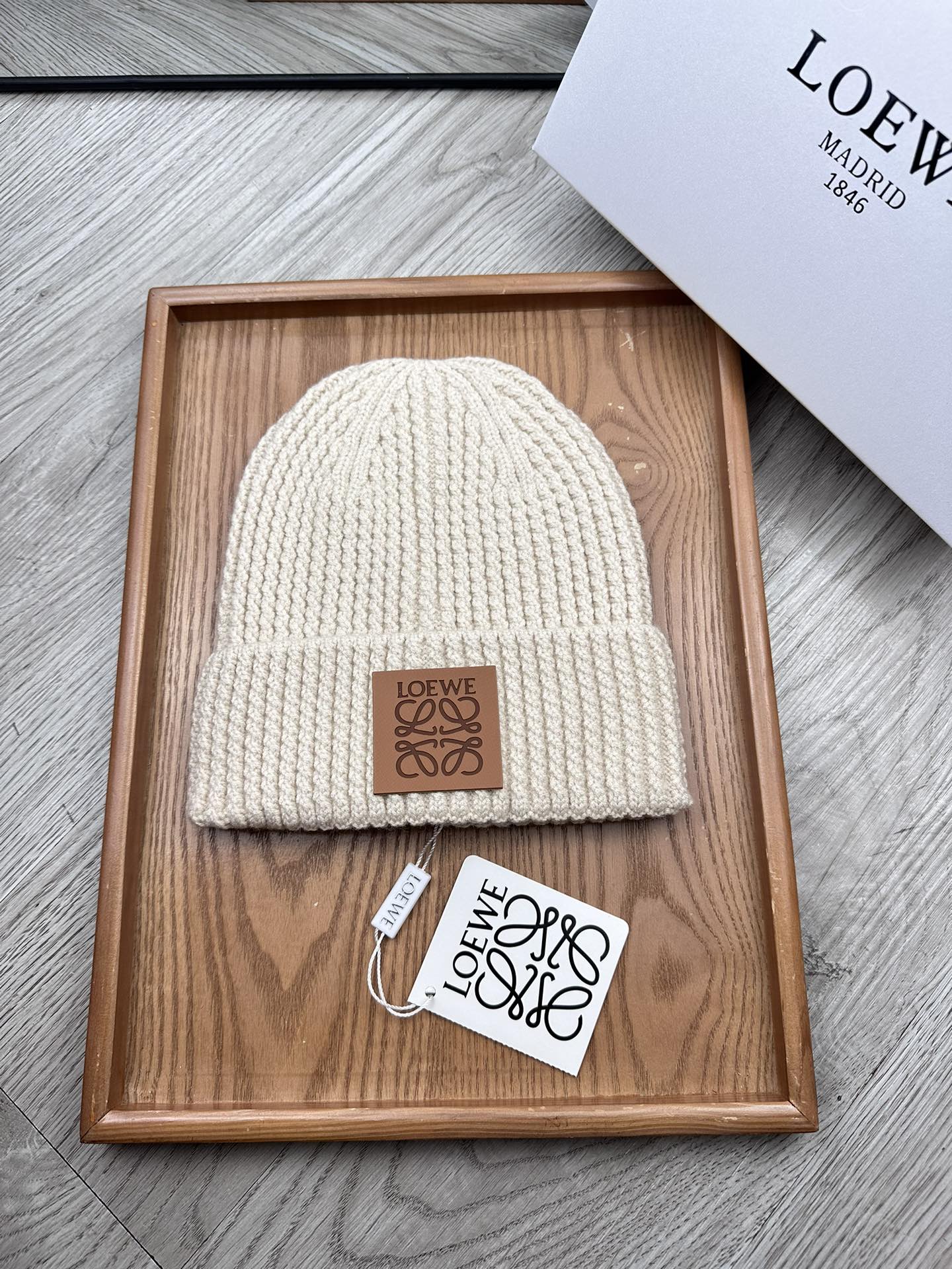 。loewe。福利！！新款上架，特别实惠的一个系列帽子，面料：毛线。密度紧致！毛线针织面料手感舒适透气性