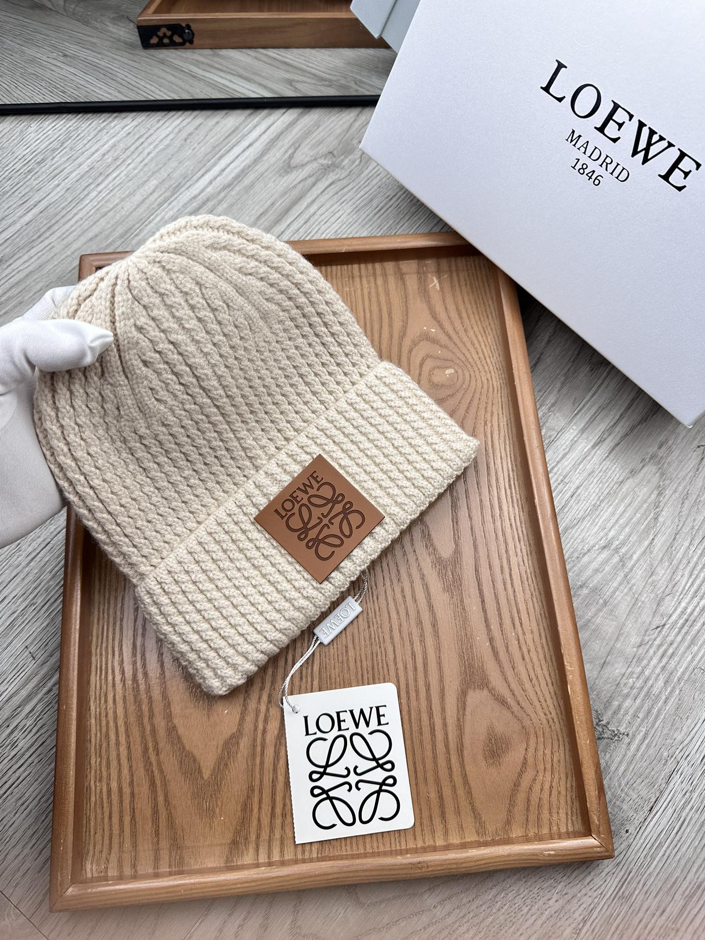 。loewe。福利！！新款上架，特别实惠的一个系列帽子，面料：毛线。密度紧致！毛线针织面料手感舒适透气性