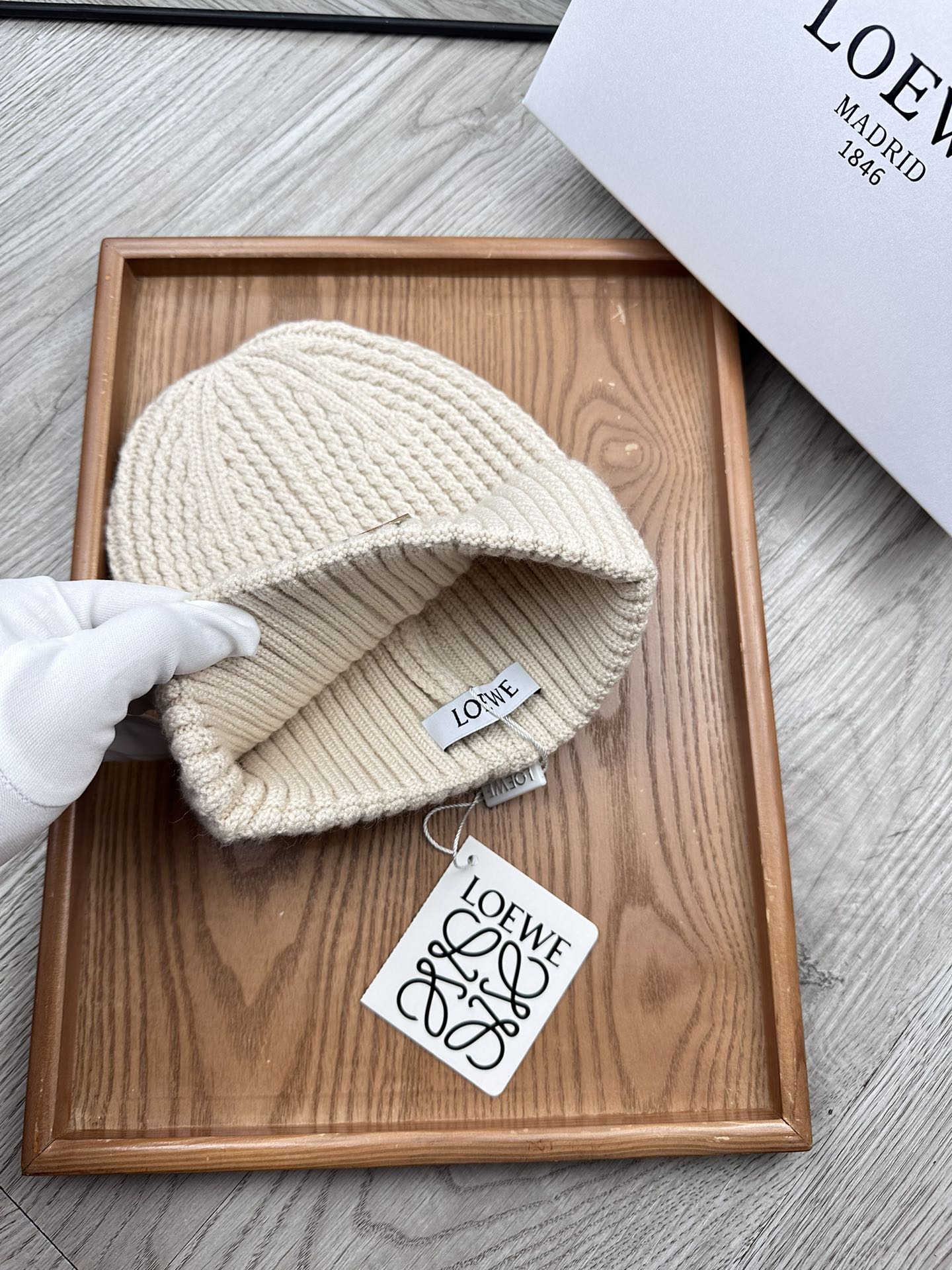 。loewe。福利！！新款上架，特别实惠的一个系列帽子，面料：毛线。密度紧致！毛线针织面料手感舒适透气性
