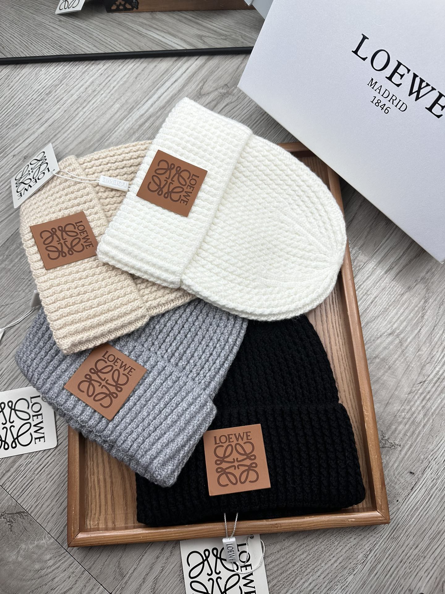 。loewe。福利！！新款上架，特别实惠的一个系列帽子，面料：毛线。密度紧致！毛线针织面料手感舒适透气性