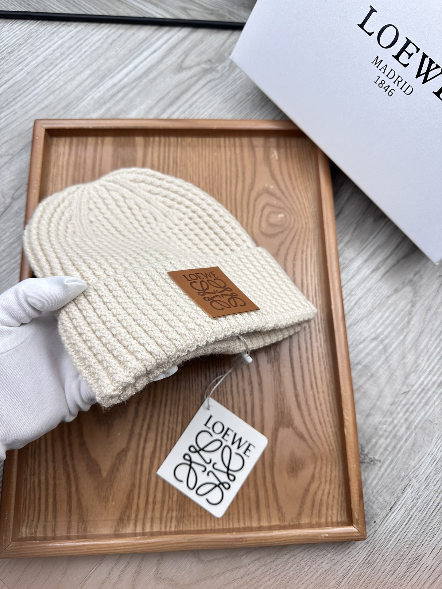 。loewe。福利！！新款上架，特别实惠的一个系列帽子，面料：毛线。密度紧致！毛线针织面料手感舒适透气性