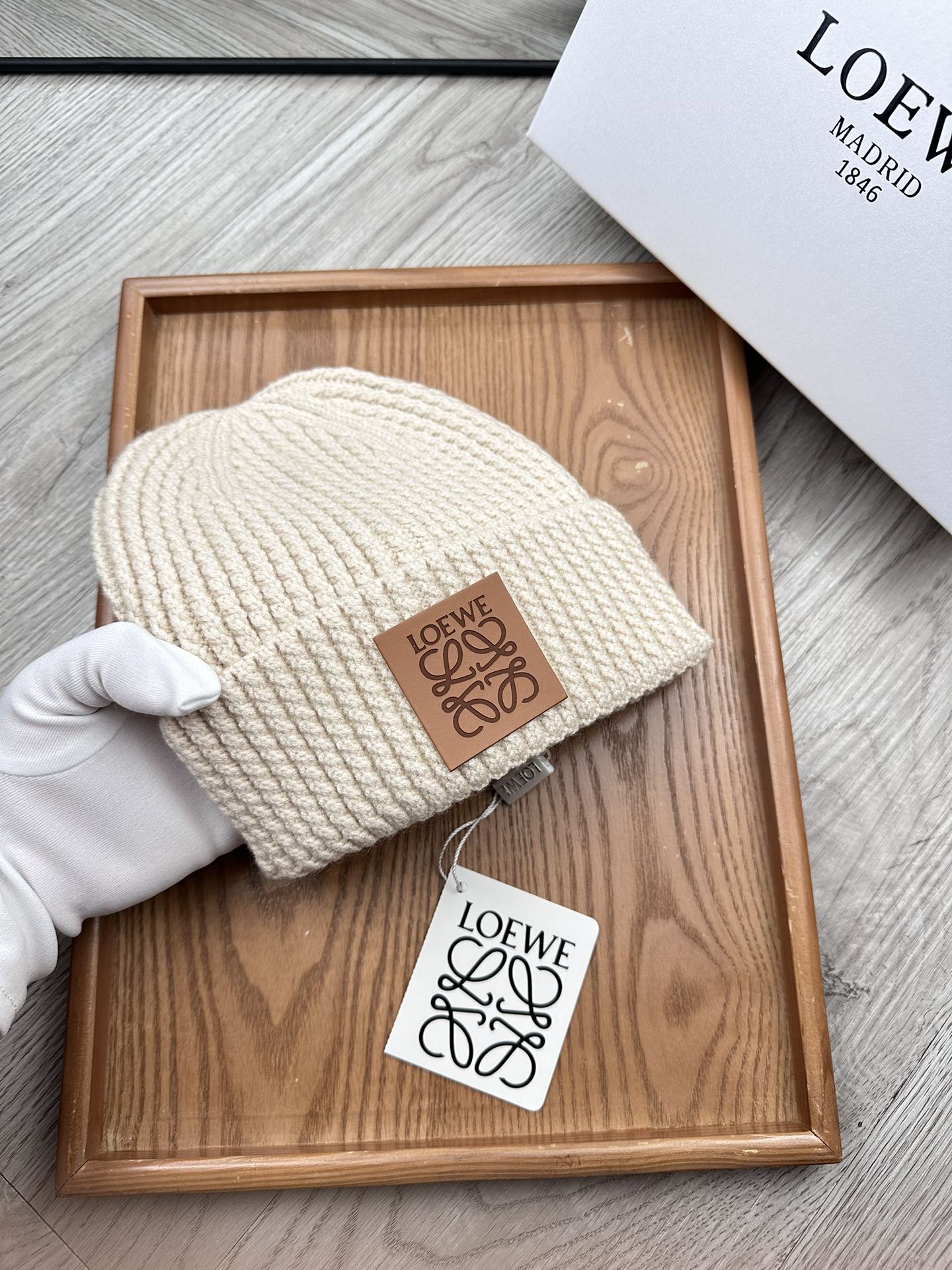 。loewe。福利！！新款上架，特别实惠的一个系列帽子，面料：毛线。密度紧致！毛线针织面料手感舒适透气性
