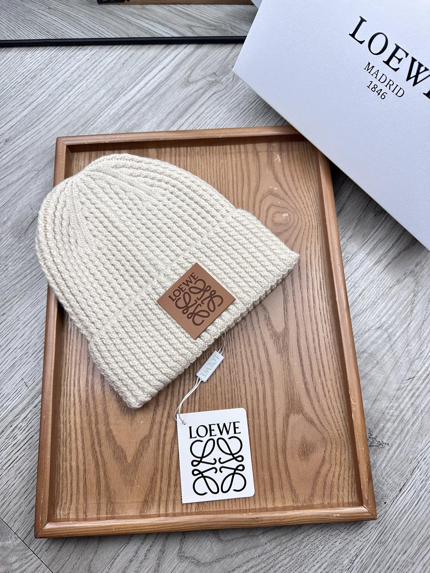 。loewe。福利！！新款上架，特别实惠的一个系列帽子，面料：毛线。密度紧致！毛线针织面料手感舒适透气性