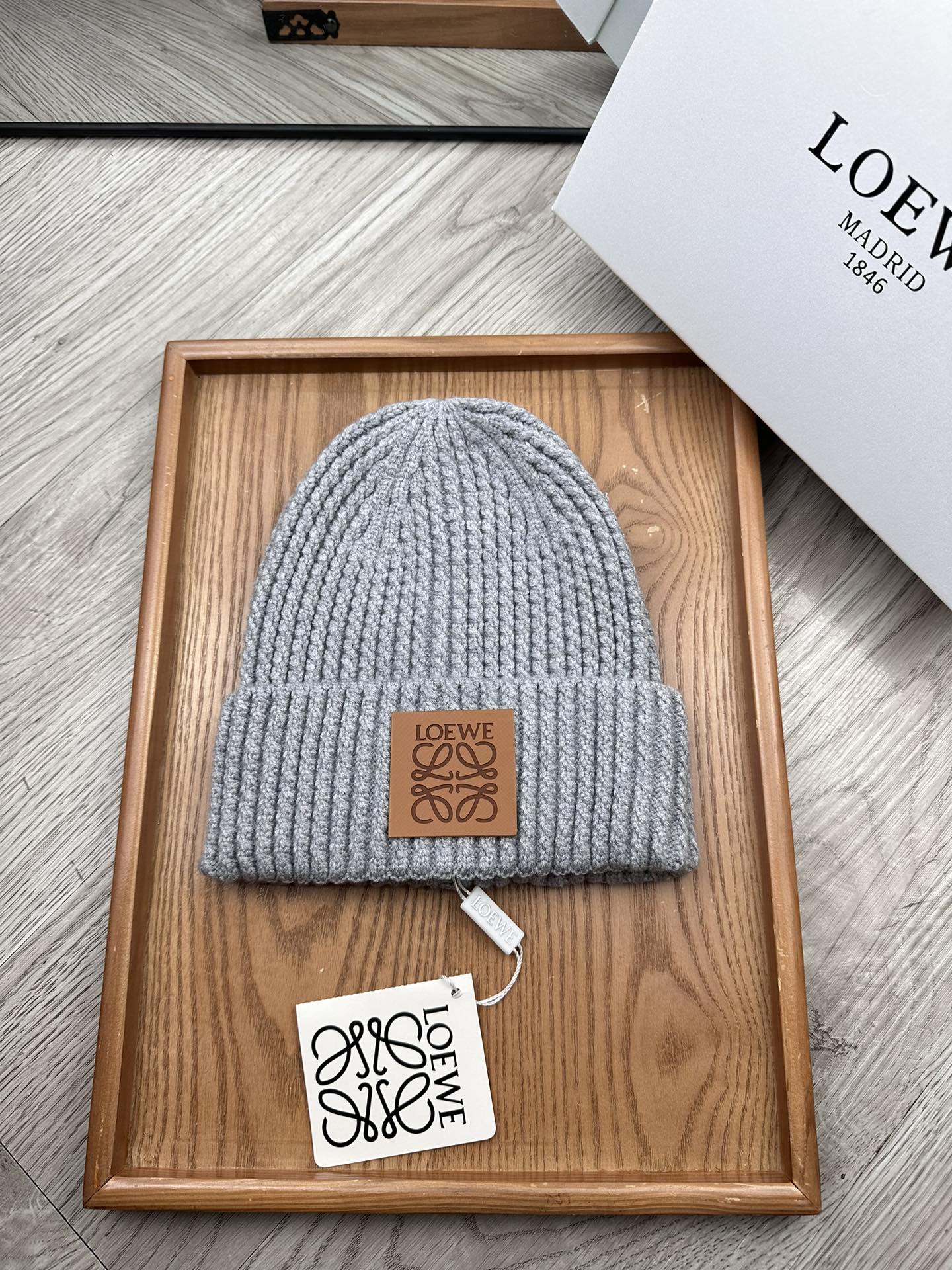 。loewe。福利！！新款上架，特别实惠的一个系列帽子，面料：毛线。密度紧致！毛线针织面料手感舒适透气性