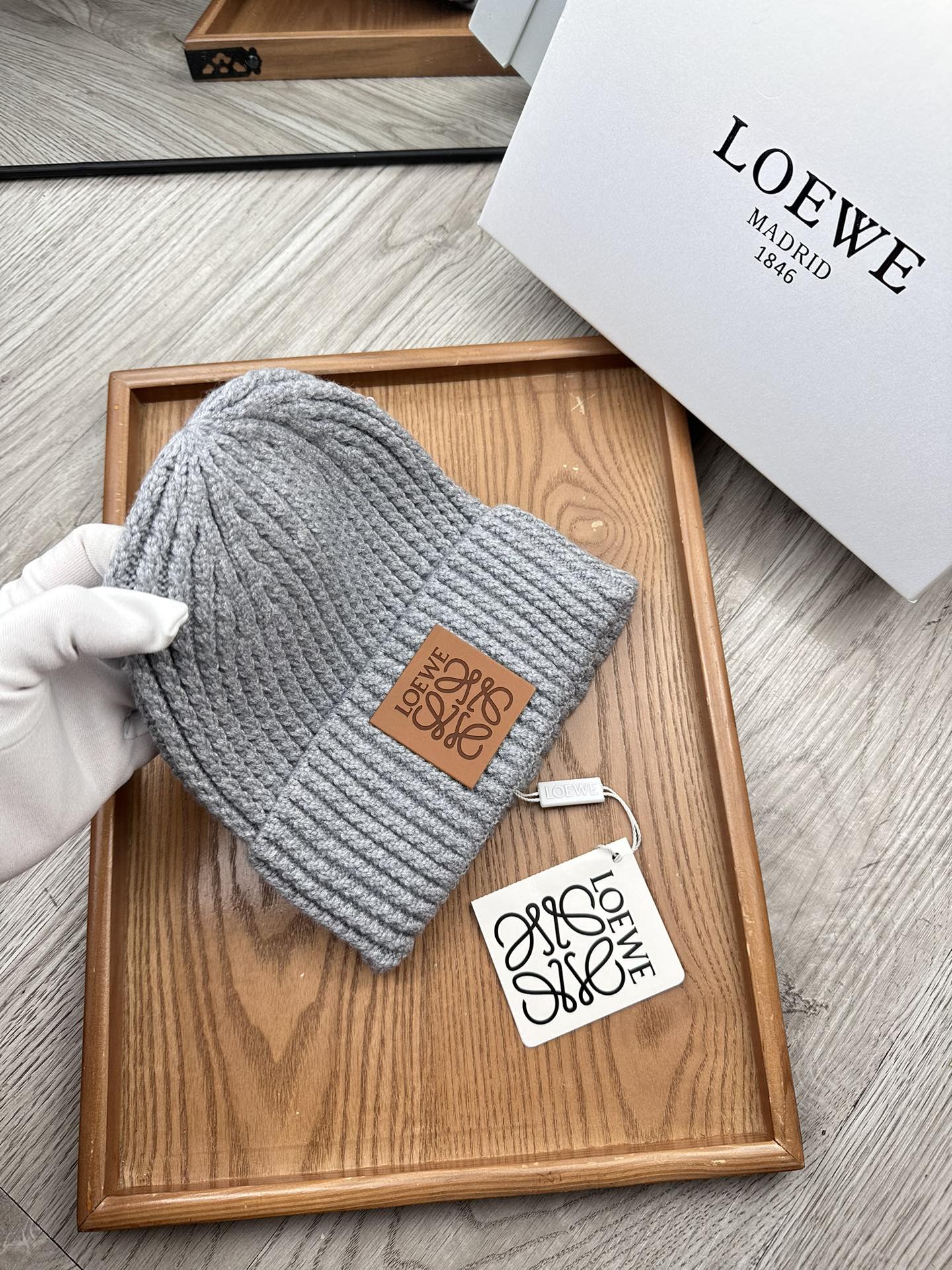 。loewe。福利！！新款上架，特别实惠的一个系列帽子，面料：毛线。密度紧致！毛线针织面料手感舒适透气性