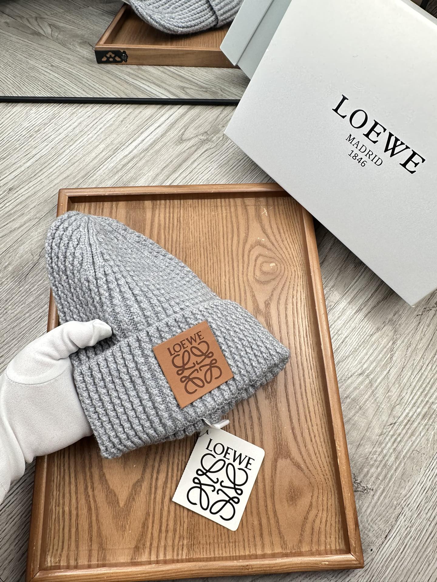 。loewe。福利！！新款上架，特别实惠的一个系列帽子，面料：毛线。密度紧致！毛线针织面料手感舒适透气性