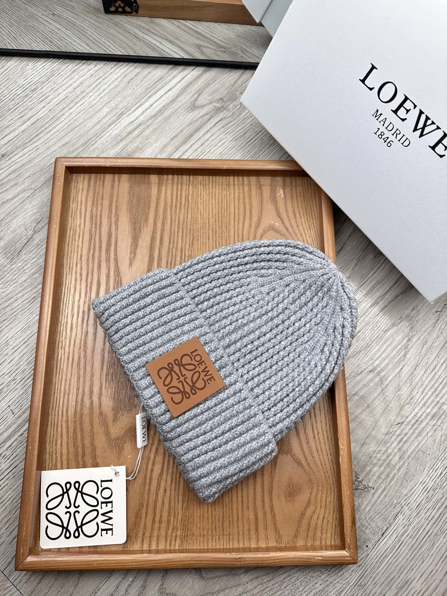 。loewe。福利！！新款上架，特别实惠的一个系列帽子，面料：毛线。密度紧致！毛线针织面料手感舒适透气性