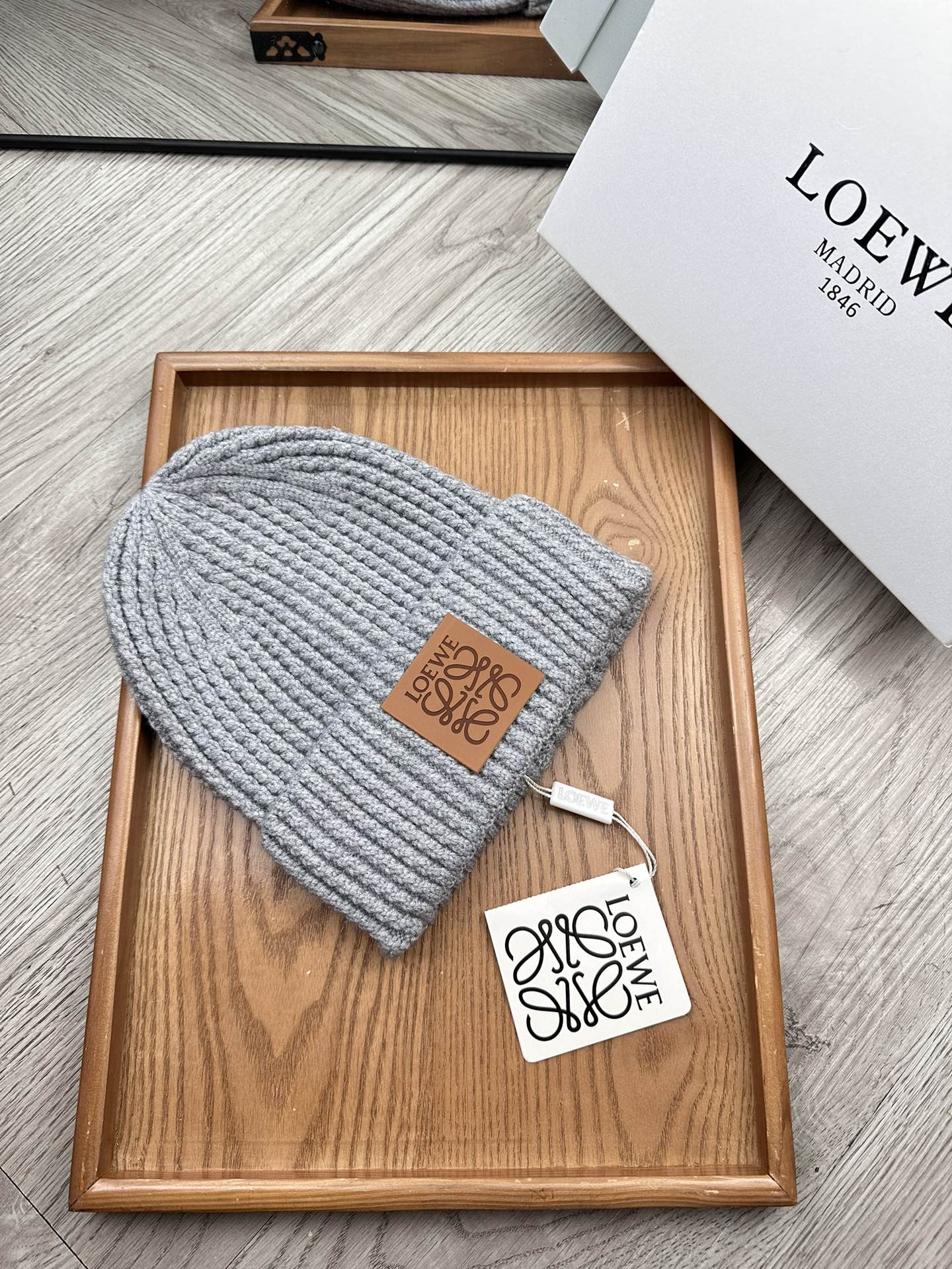 。loewe。福利！！新款上架，特别实惠的一个系列帽子，面料：毛线。密度紧致！毛线针织面料手感舒适透气性