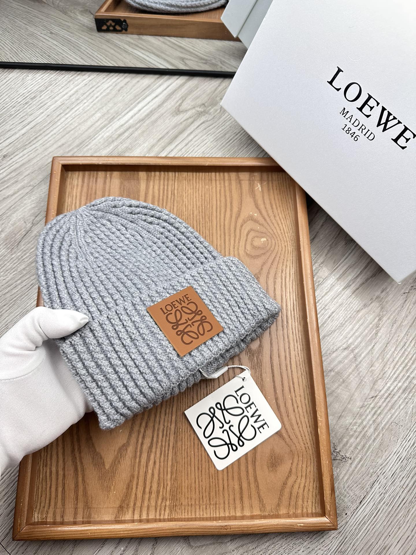 。loewe。福利！！新款上架，特别实惠的一个系列帽子，面料：毛线。密度紧致！毛线针织面料手感舒适透气性