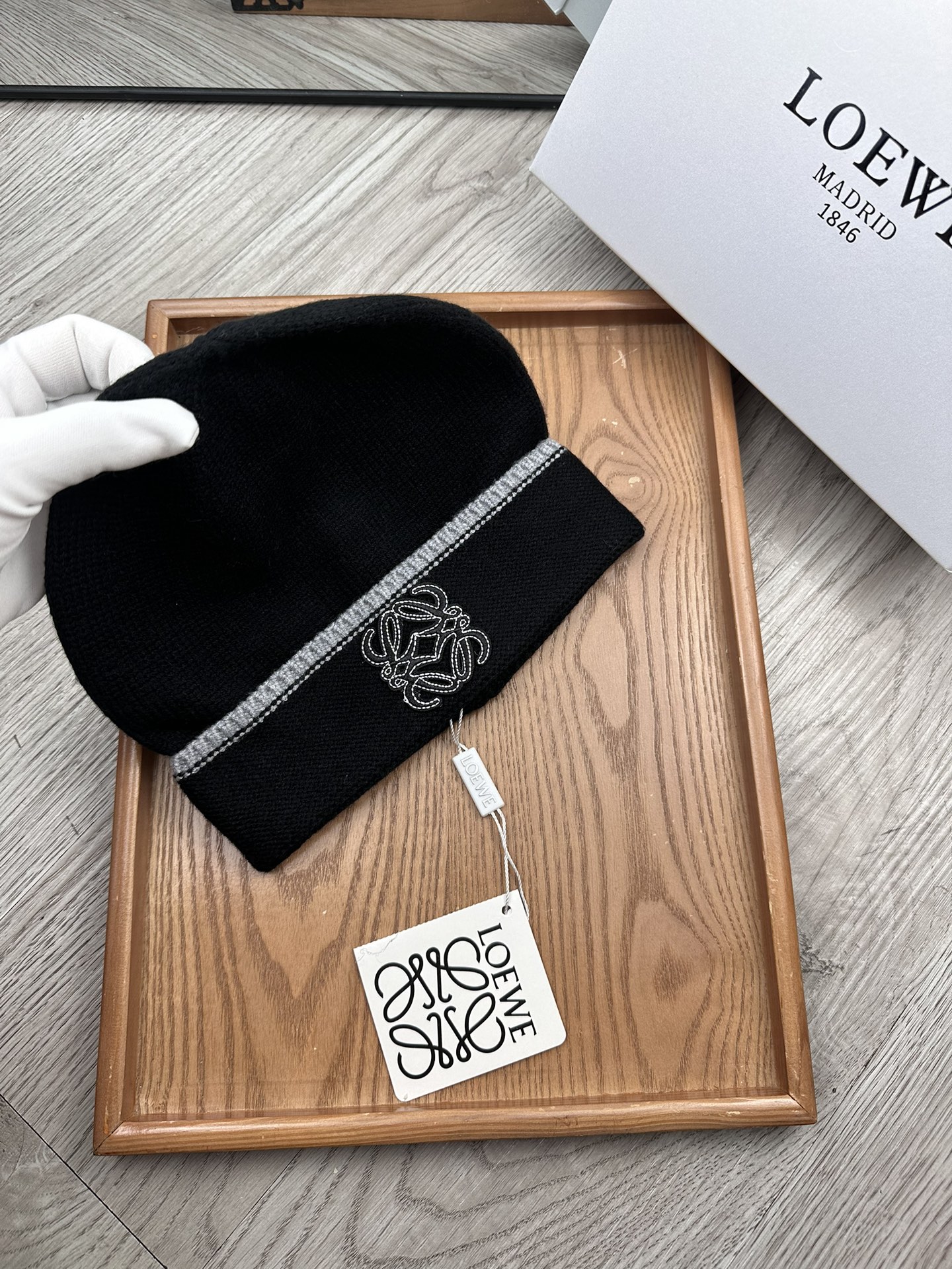 。loewe。福利！！新款上架，特别实惠的一个系列帽子，面料：毛线。密度紧致！毛线针织面料手感舒适透气性