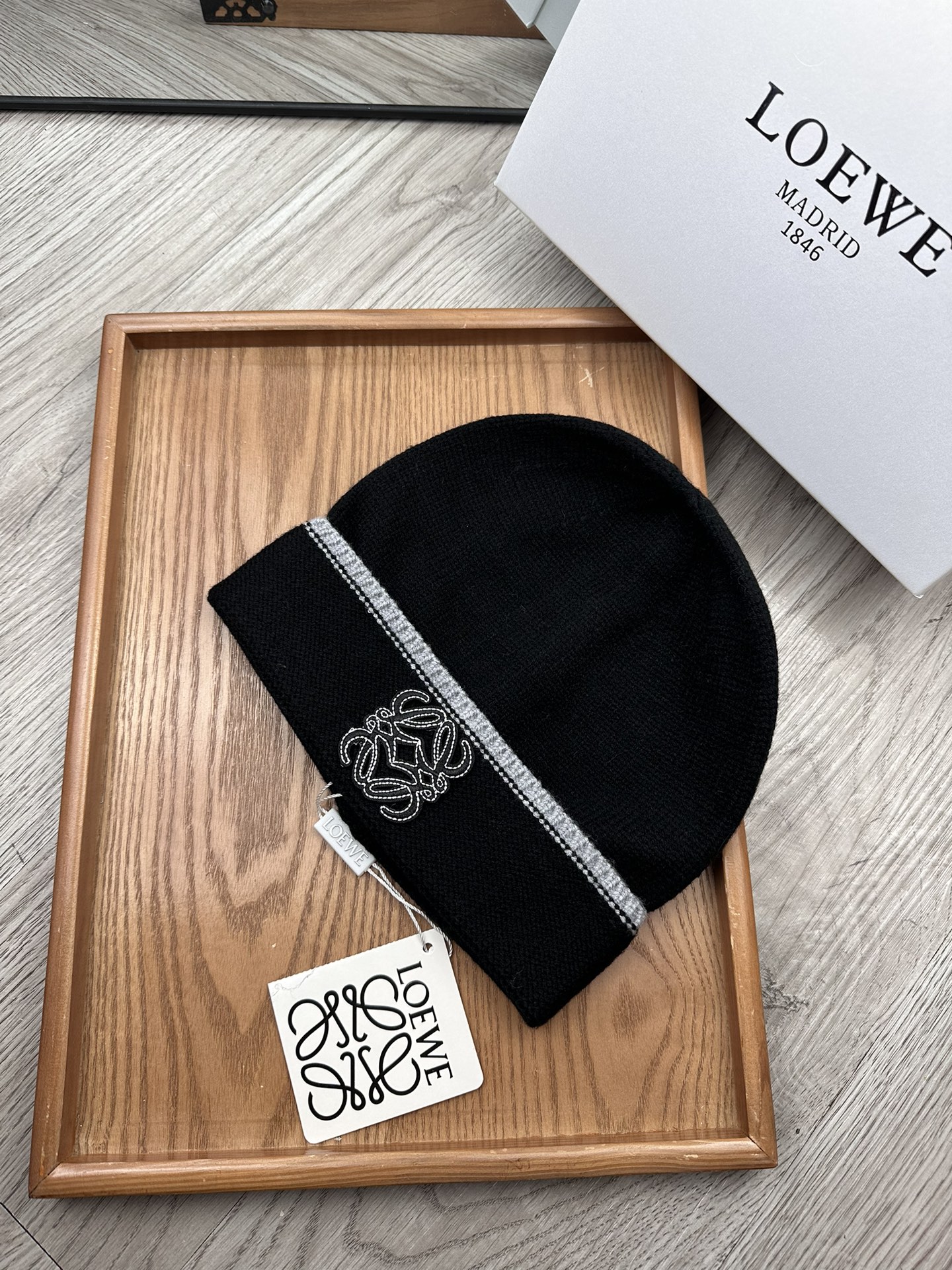 。loewe。福利！！新款上架，特别实惠的一个系列帽子，面料：毛线。密度紧致！毛线针织面料手感舒适透气性