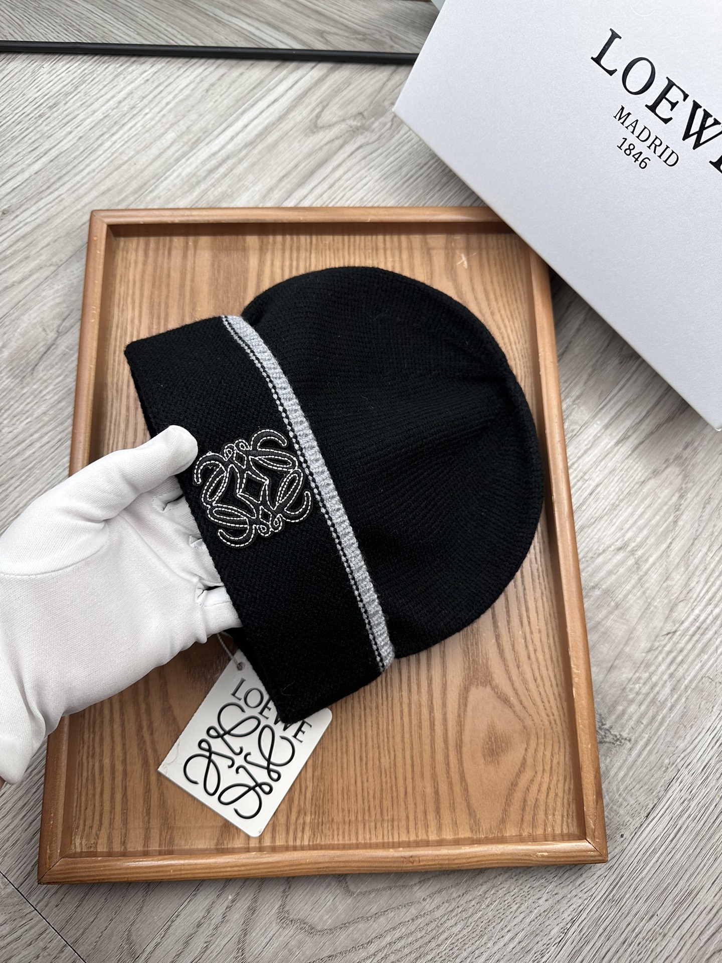 。loewe。福利！！新款上架，特别实惠的一个系列帽子，面料：毛线。密度紧致！毛线针织面料手感舒适透气性
