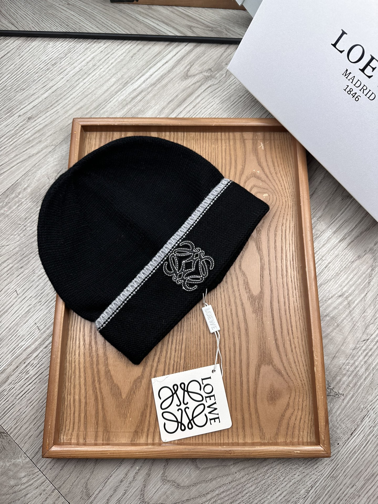 。loewe。福利！！新款上架，特别实惠的一个系列帽子，面料：毛线。密度紧致！毛线针织面料手感舒适透气性