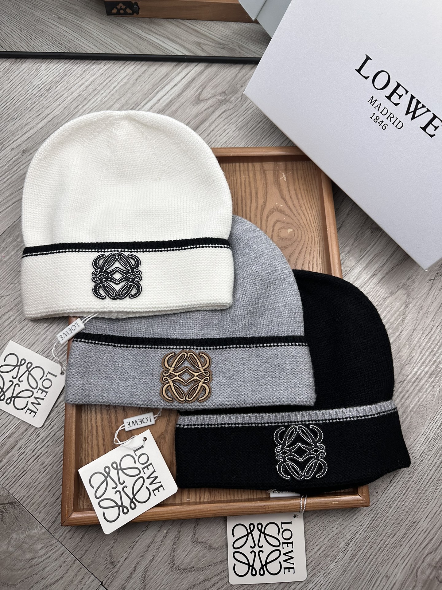 。loewe。福利！！新款上架，特别实惠的一个系列帽子，面料：毛线。密度紧致！毛线针织面料手感舒适透气性