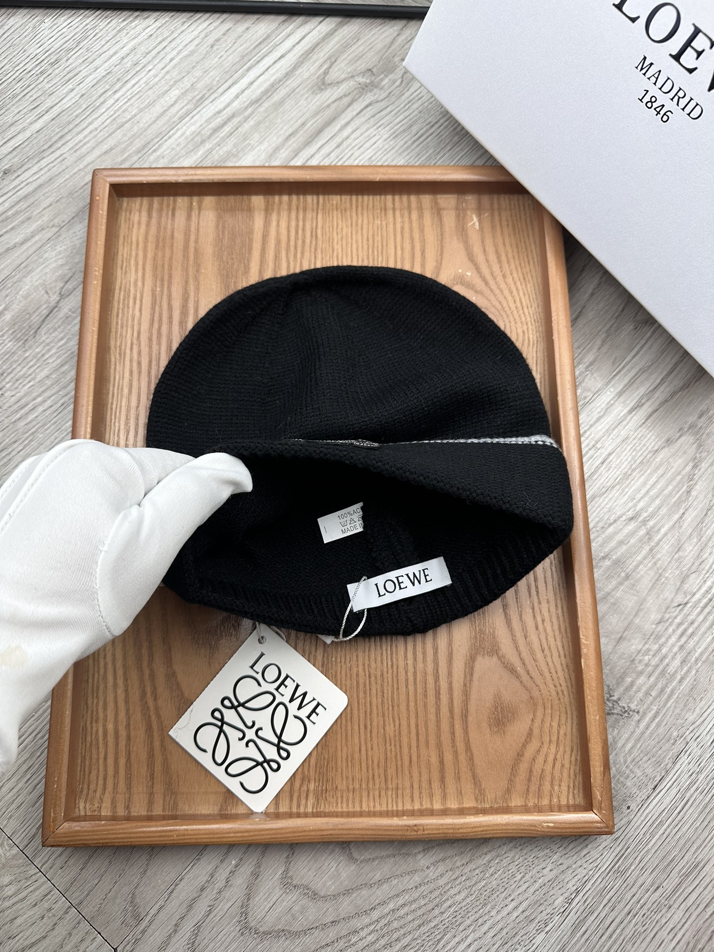 。loewe。福利！！新款上架，特别实惠的一个系列帽子，面料：毛线。密度紧致！毛线针织面料手感舒适透气性