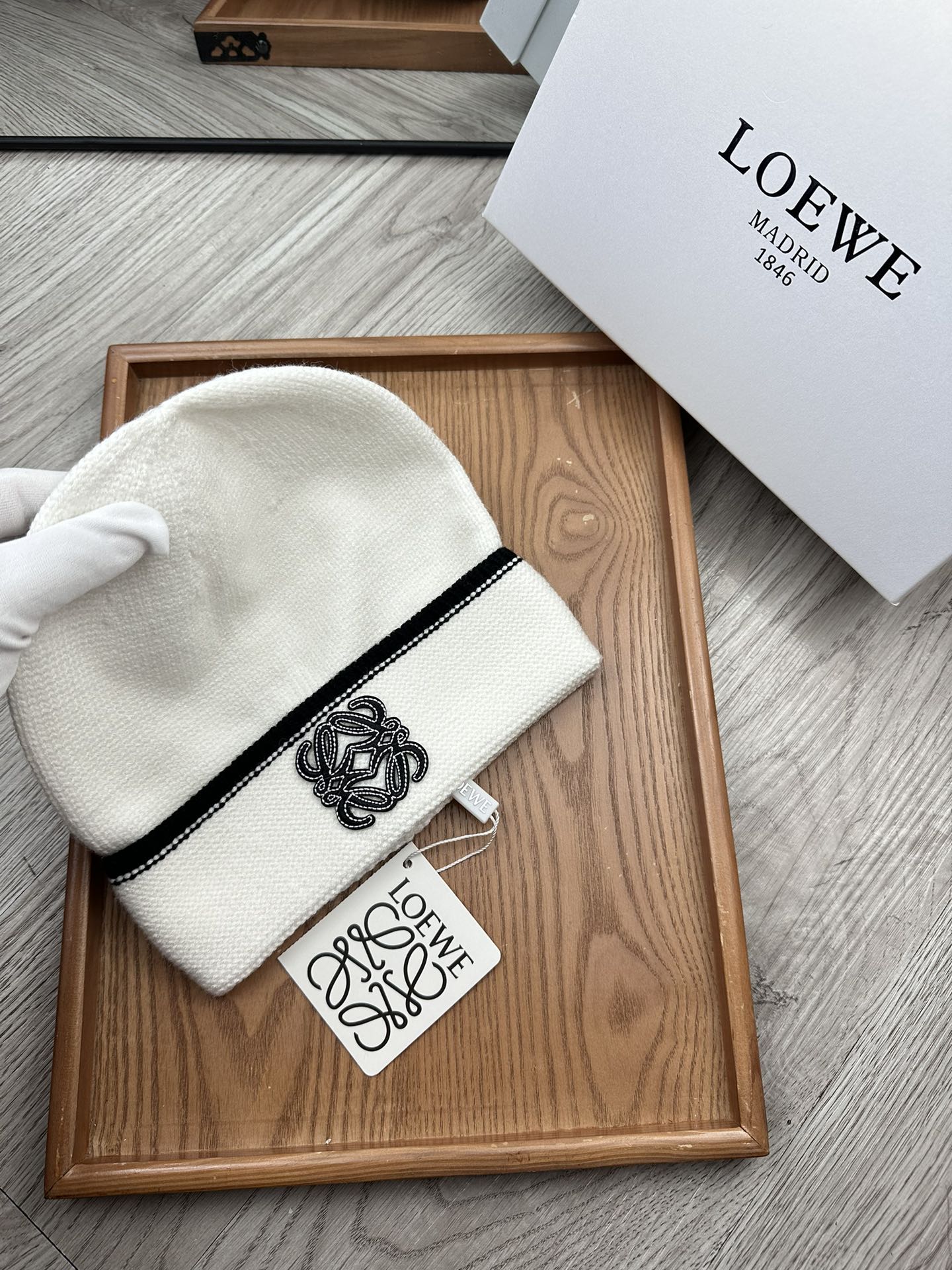 。loewe。福利！！新款上架，特别实惠的一个系列帽子，面料：毛线。密度紧致！毛线针织面料手感舒适透气性