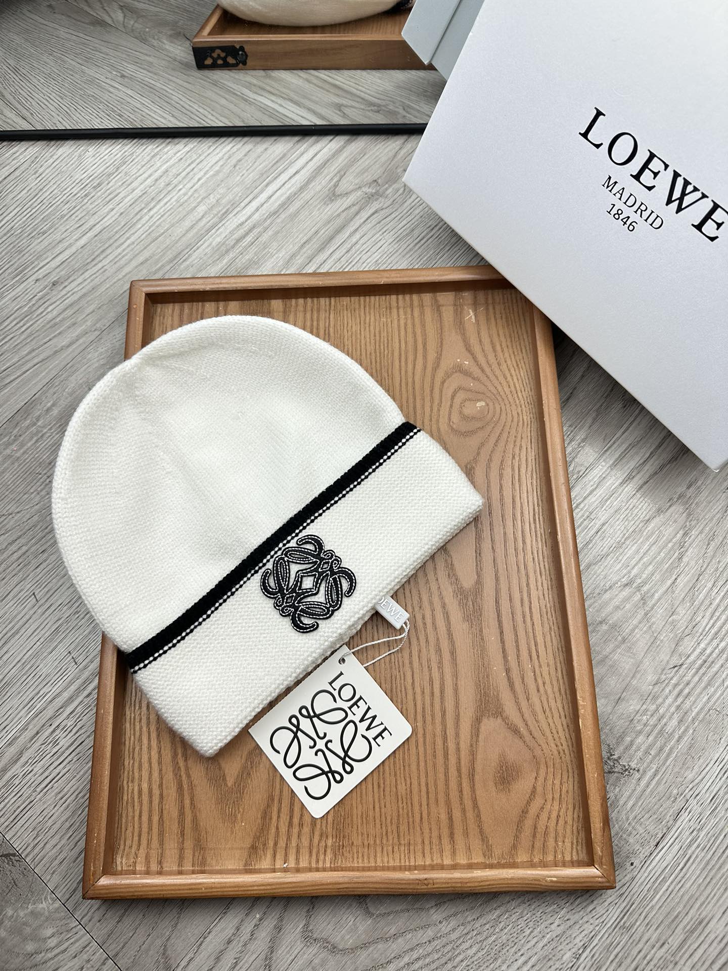 。loewe。福利！！新款上架，特别实惠的一个系列帽子，面料：毛线。密度紧致！毛线针织面料手感舒适透气性