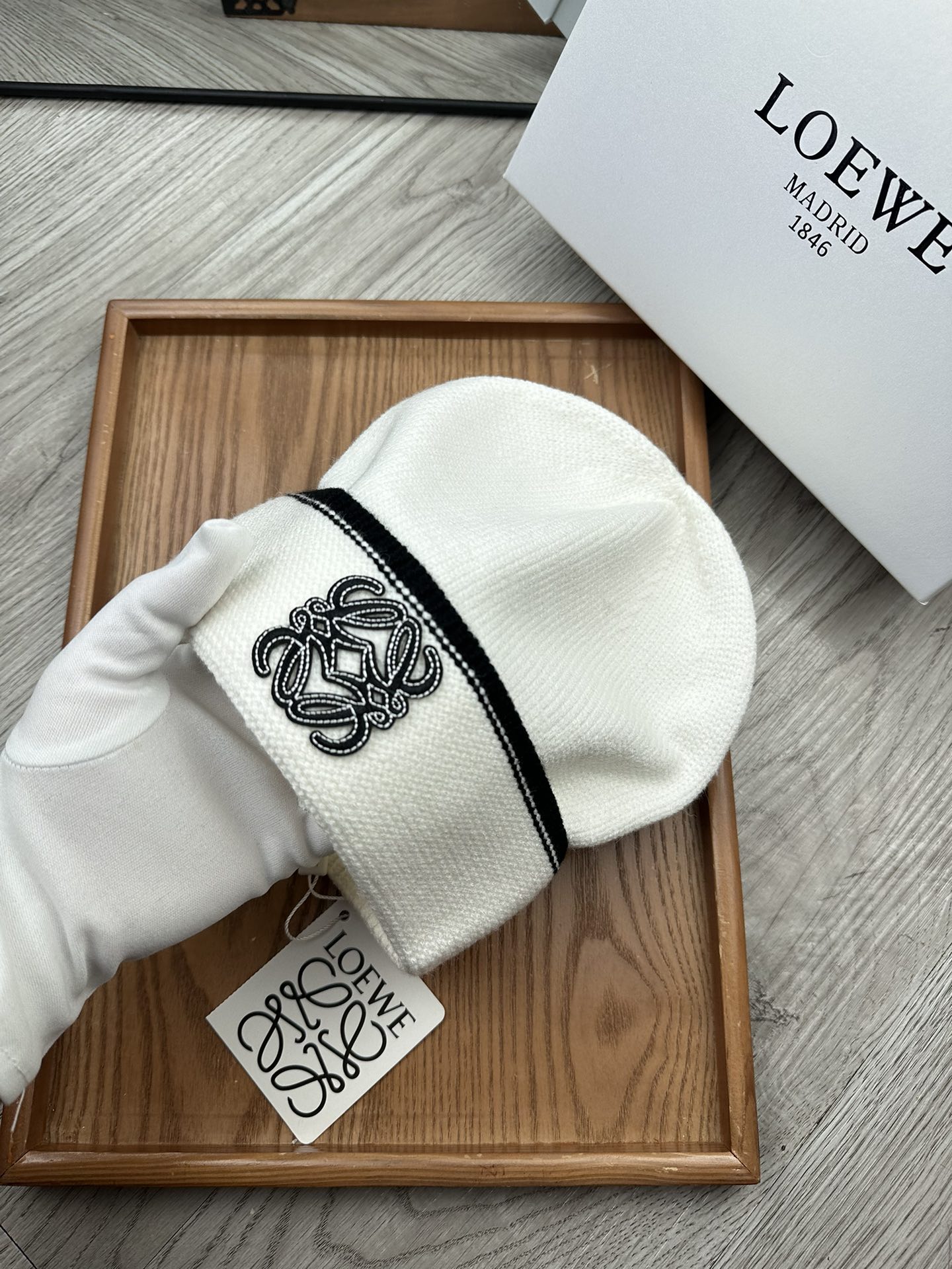 。loewe。福利！！新款上架，特别实惠的一个系列帽子，面料：毛线。密度紧致！毛线针织面料手感舒适透气性