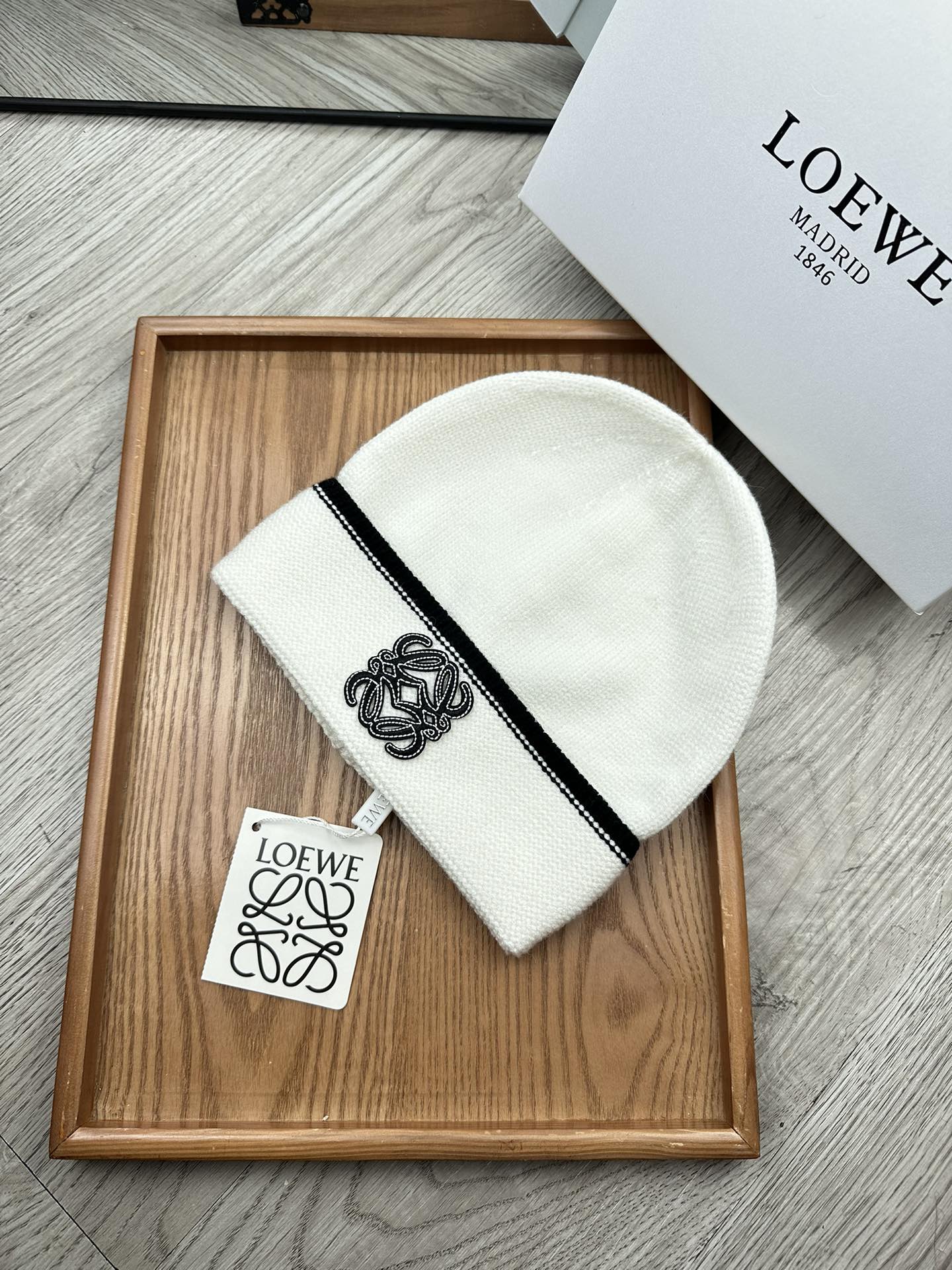 。loewe。福利！！新款上架，特别实惠的一个系列帽子，面料：毛线。密度紧致！毛线针织面料手感舒适透气性