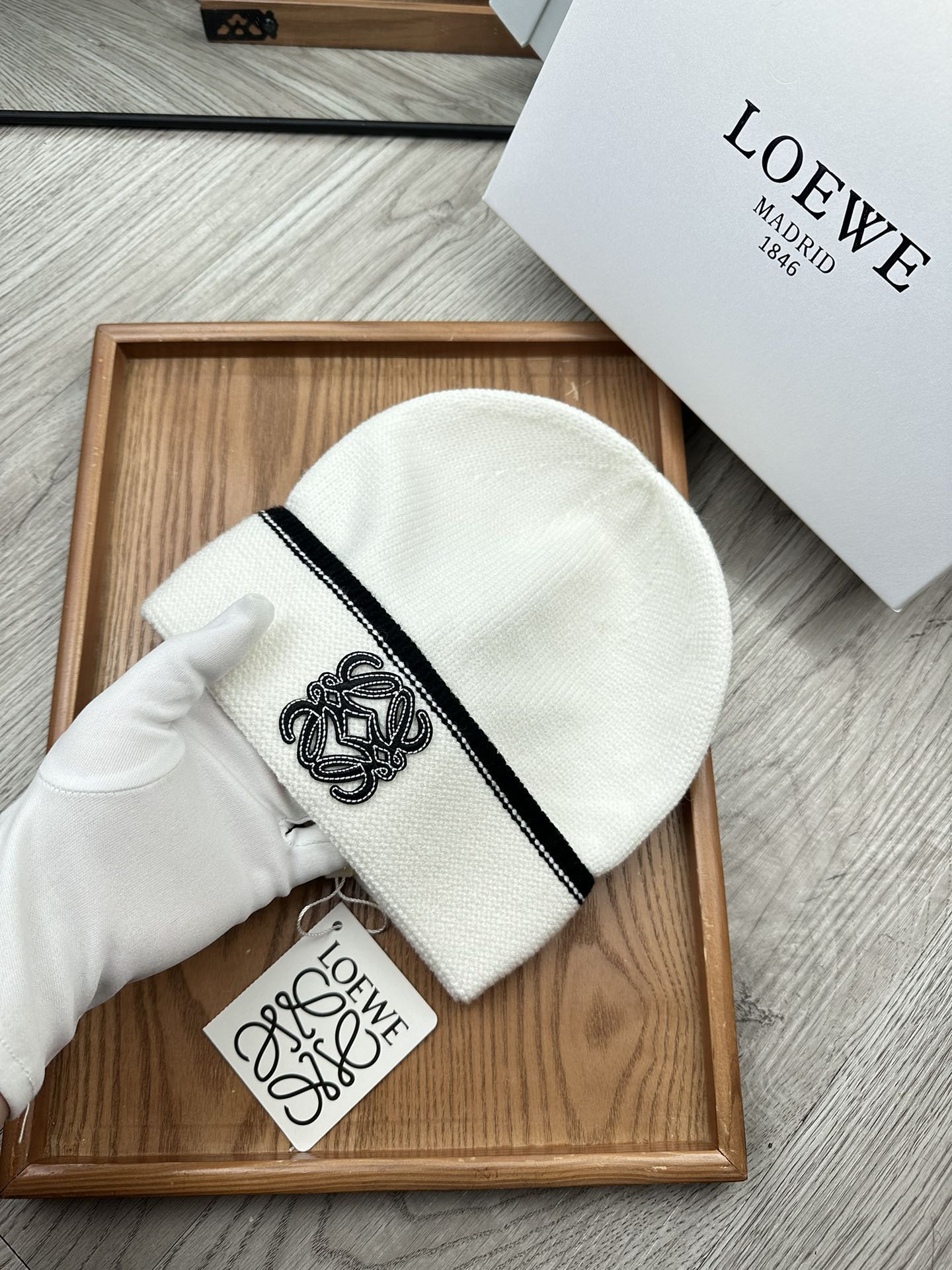 。loewe。福利！！新款上架，特别实惠的一个系列帽子，面料：毛线。密度紧致！毛线针织面料手感舒适透气性