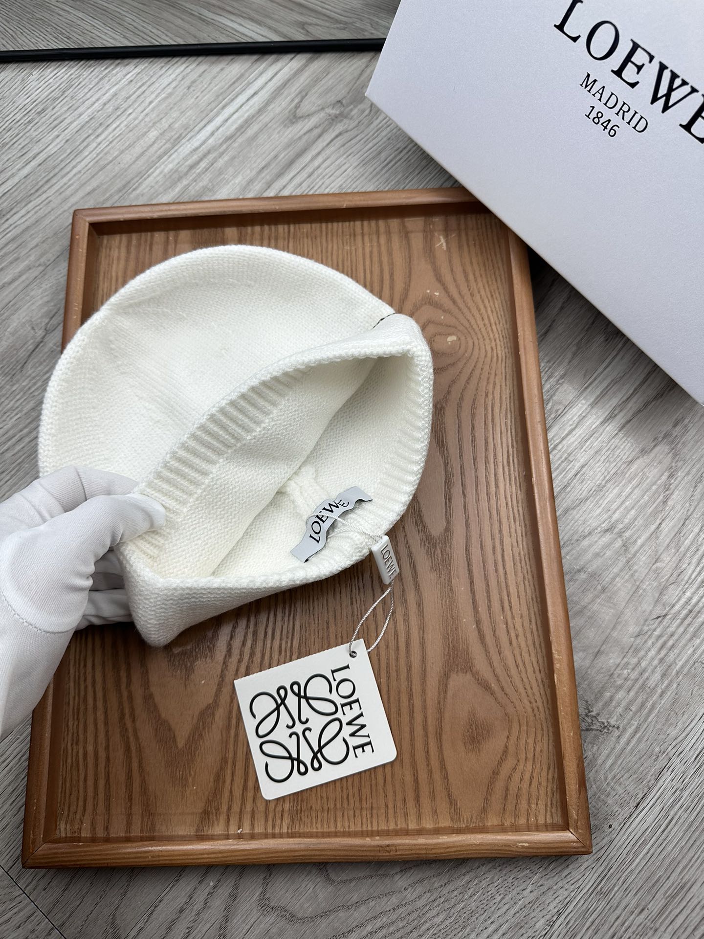 。loewe。福利！！新款上架，特别实惠的一个系列帽子，面料：毛线。密度紧致！毛线针织面料手感舒适透气性