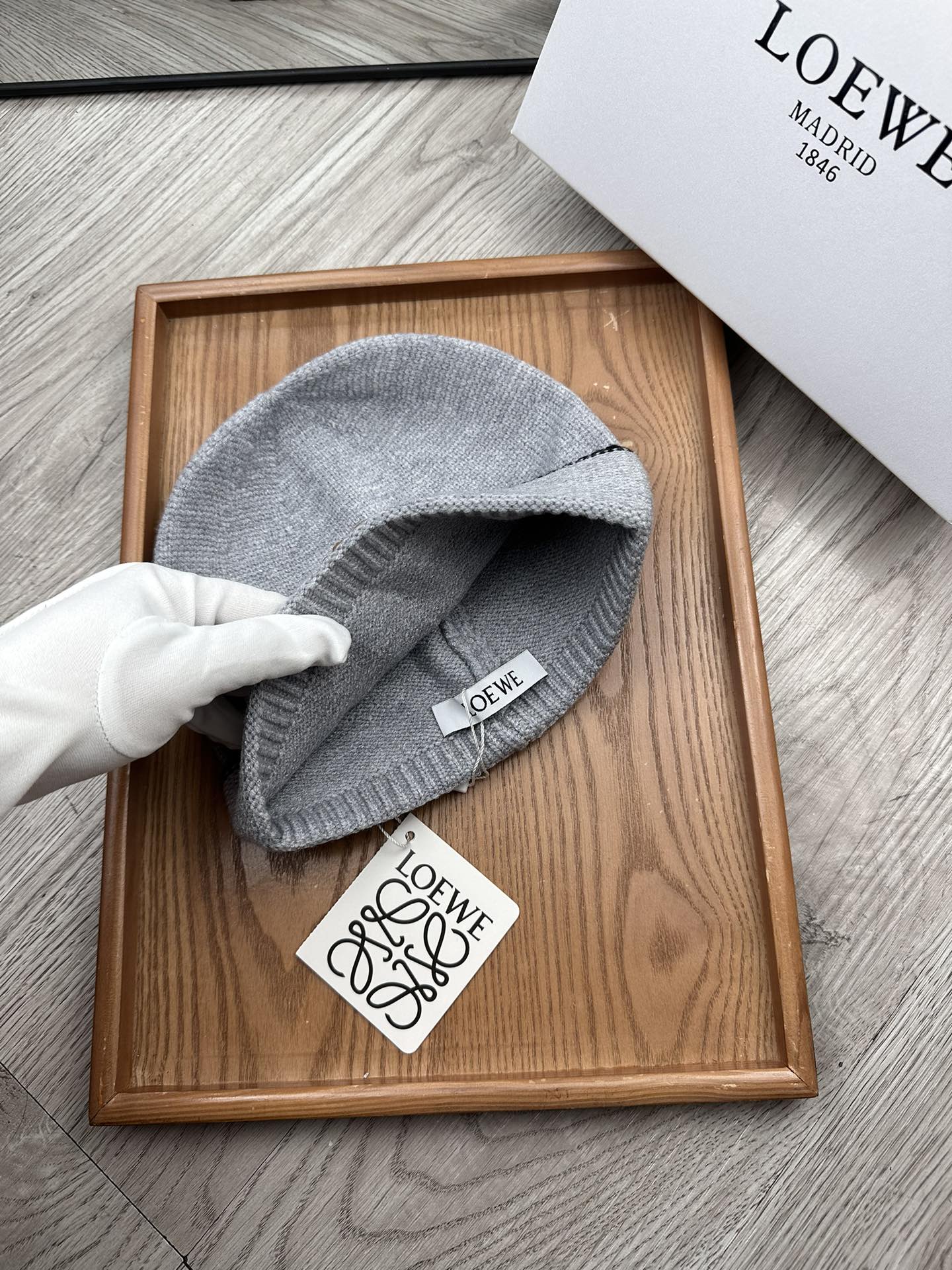 。loewe。福利！！新款上架，特别实惠的一个系列帽子，面料：毛线。密度紧致！毛线针织面料手感舒适透气性