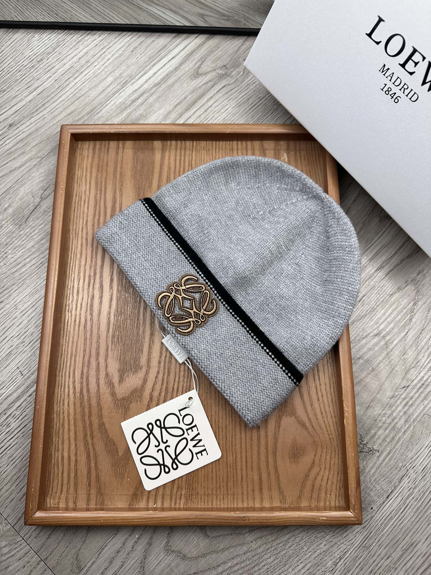 。loewe。福利！！新款上架，特别实惠的一个系列帽子，面料：毛线。密度紧致！毛线针织面料手感舒适透气性