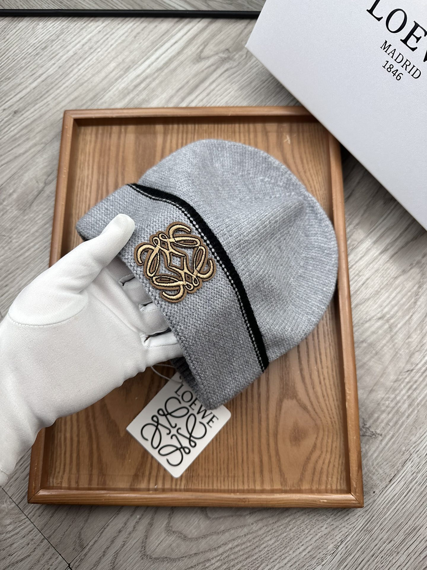 。loewe。福利！！新款上架，特别实惠的一个系列帽子，面料：毛线。密度紧致！毛线针织面料手感舒适透气性