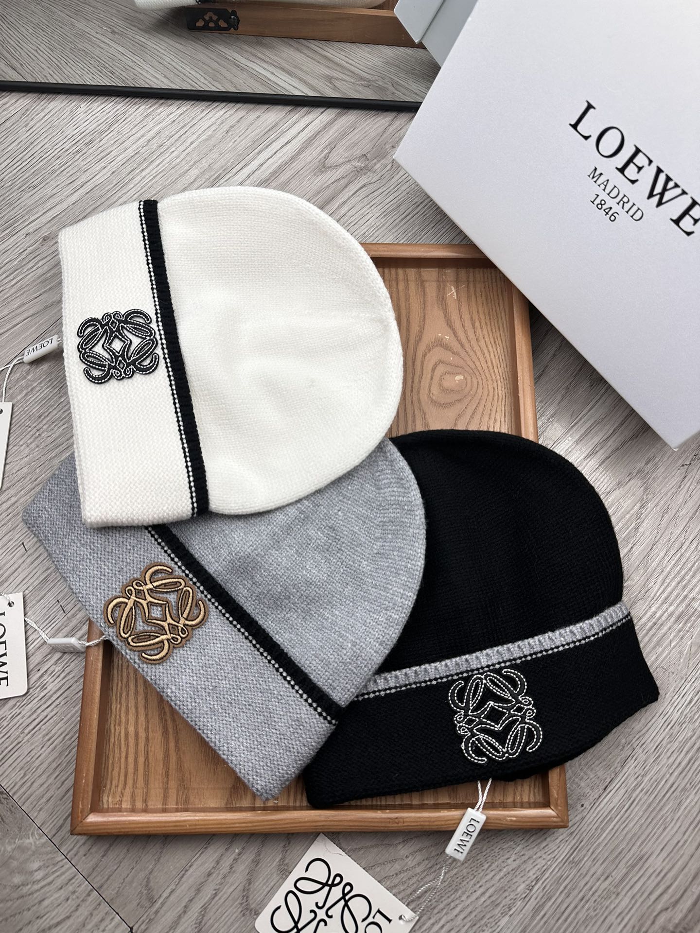 。loewe。福利！！新款上架，特别实惠的一个系列帽子，面料：毛线。密度紧致！毛线针织面料手感舒适透气性