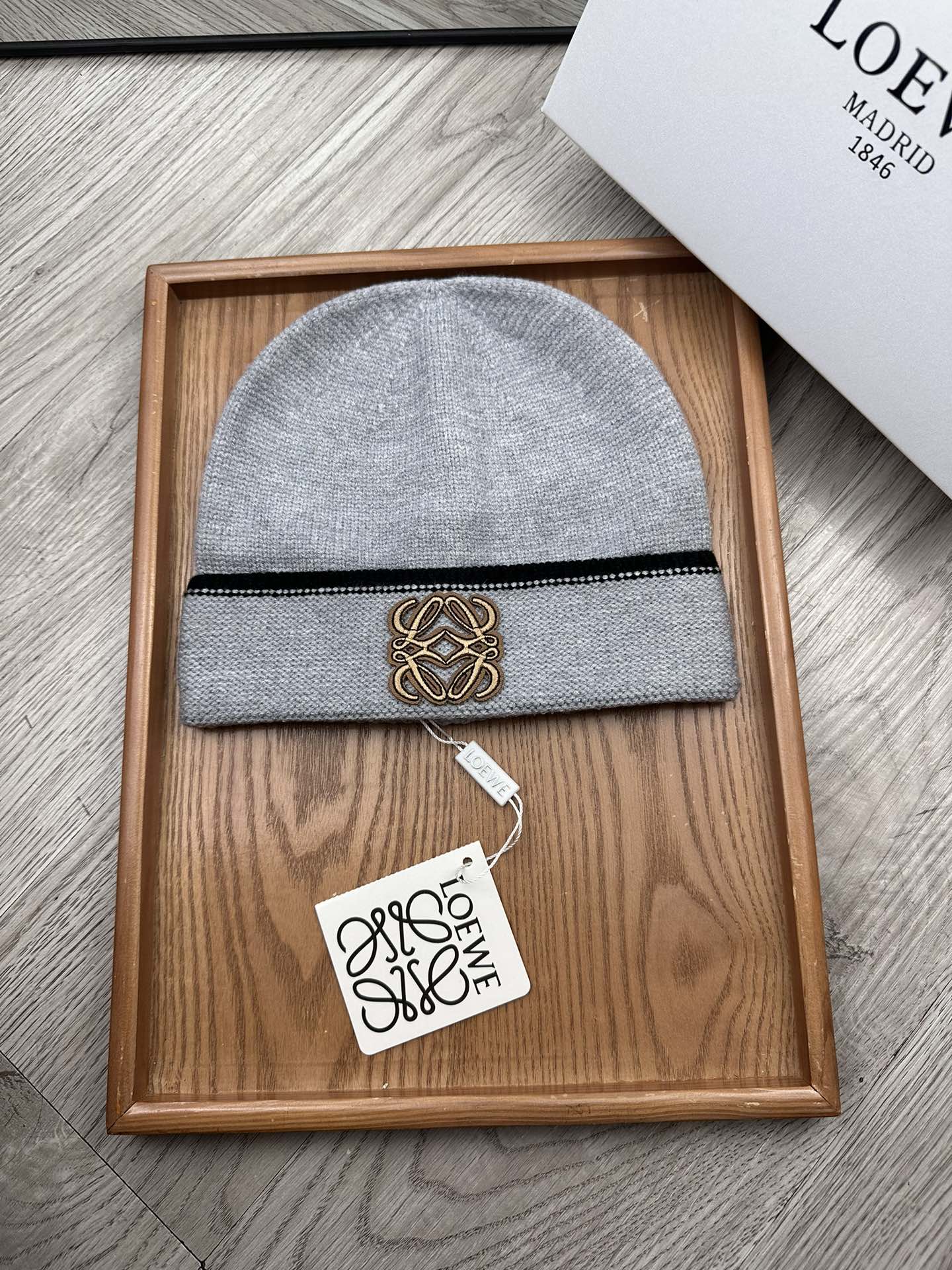 。loewe。福利！！新款上架，特别实惠的一个系列帽子，面料：毛线。密度紧致！毛线针织面料手感舒适透气性