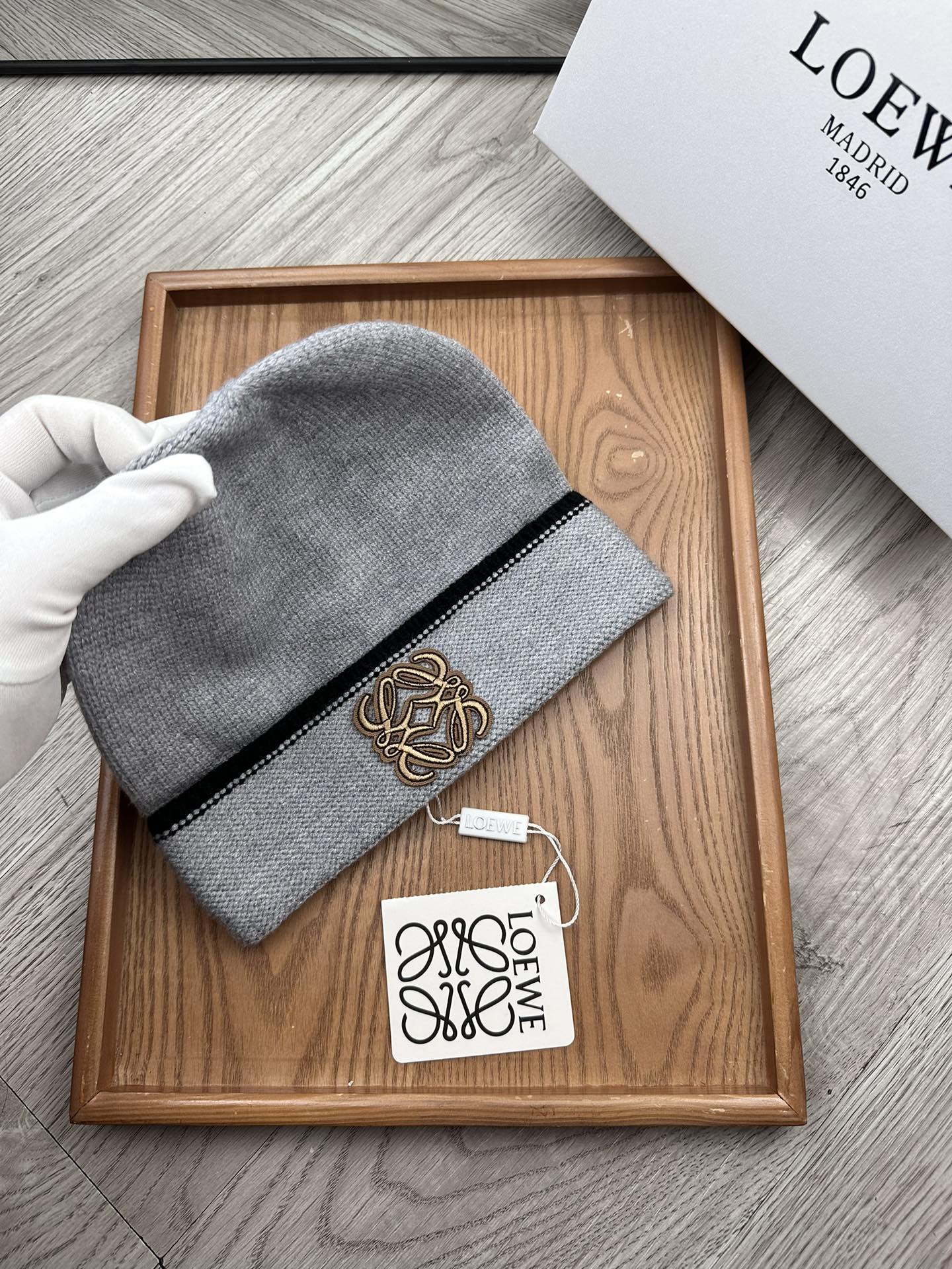 。loewe。福利！！新款上架，特别实惠的一个系列帽子，面料：毛线。密度紧致！毛线针织面料手感舒适透气性