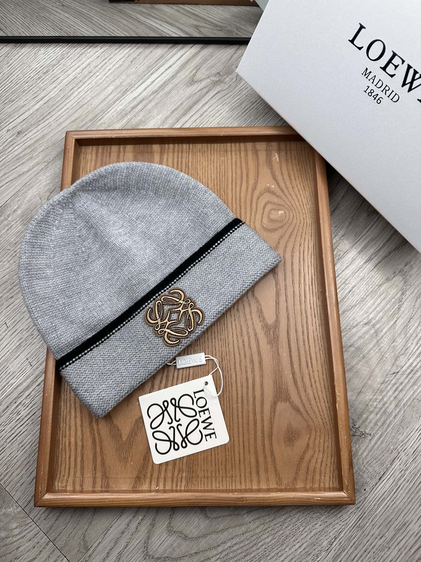 。loewe。福利！！新款上架，特别实惠的一个系列帽子，面料：毛线。密度紧致！毛线针织面料手感舒适透气性