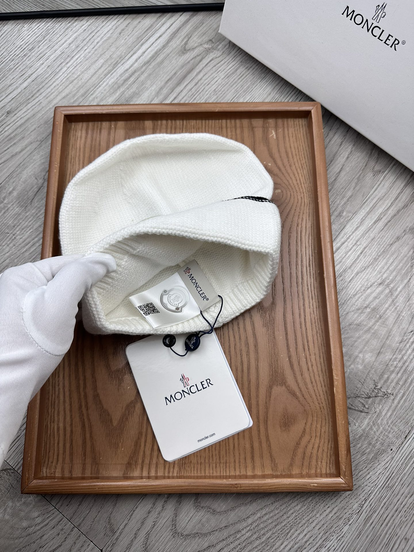 。蒙口。福利！！新款上架，特别实惠的一个系列帽子，面料：毛线。密度紧致！毛线针织面料手感舒适透气性好！款