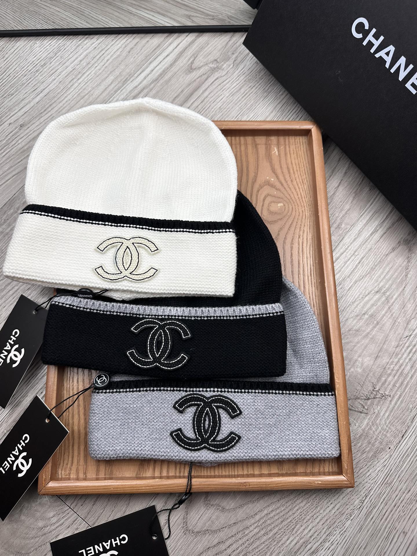 。C家。福利！！新款上架，特别实惠的一个系列帽子，面料：毛线。密度紧致！毛线针织面料手感舒适透气性好！款